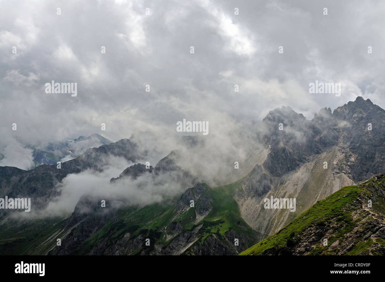 Cresta di montagna tra Schafalpenkopf mountain e Kanzelwand mountain, nuvole, Allgaeu Alpi, Baviera, PublicGround Foto Stock