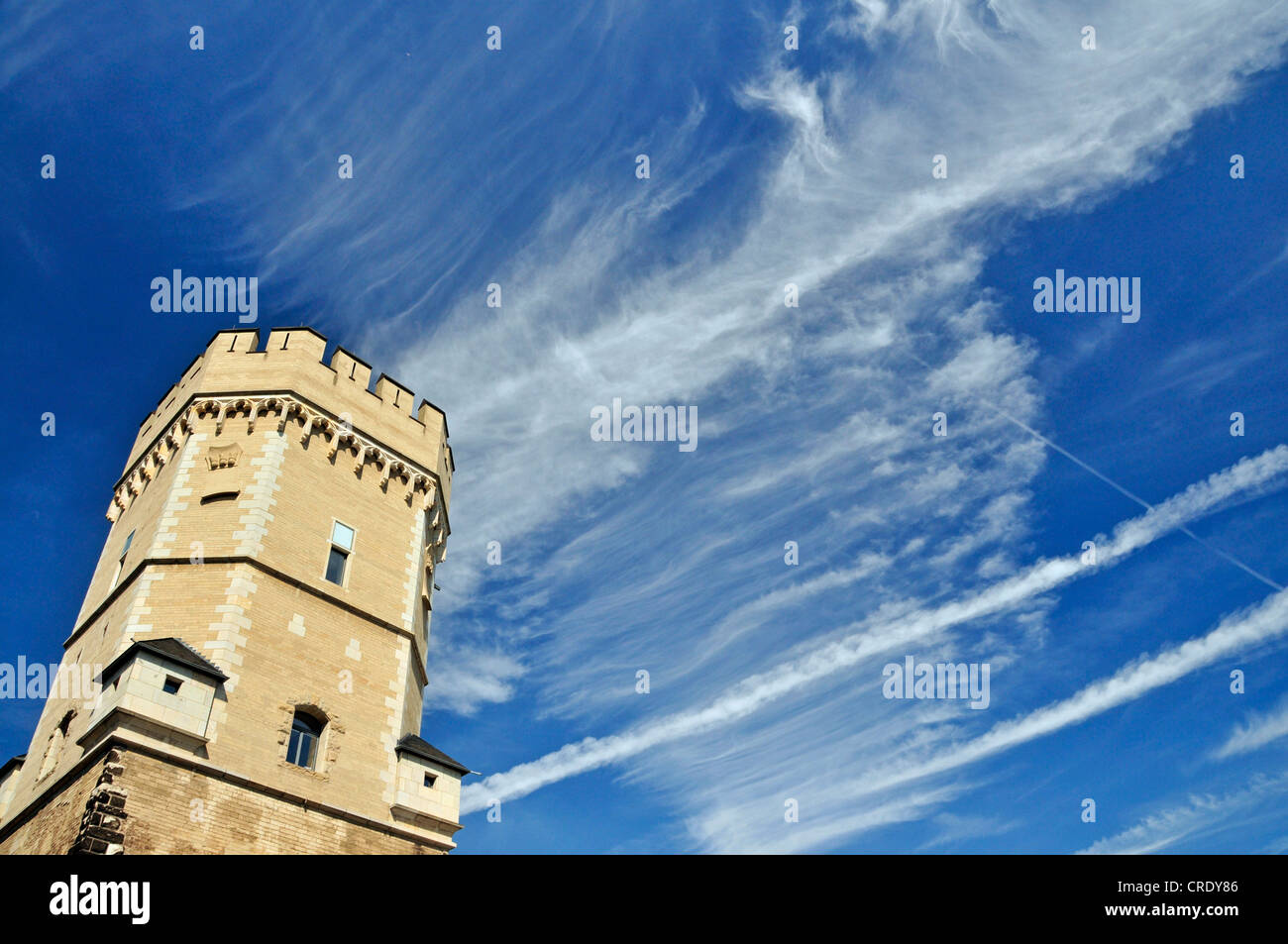 Torre di Bayenturm, una medievale torre fortificata, sede dell'organizzazione no-profit FrauenMediaTurm foundation, quartiere Bayenthal Foto Stock