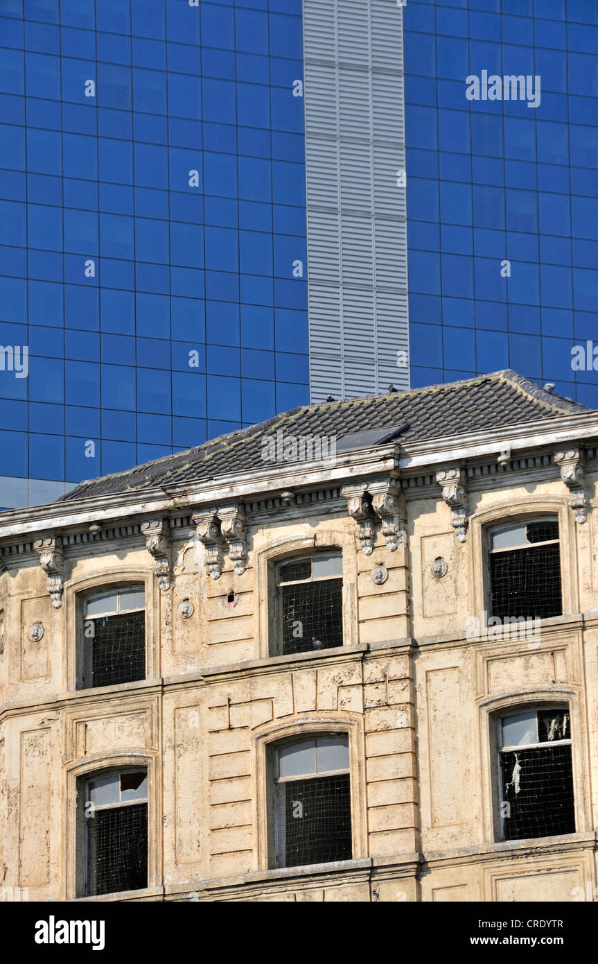 Edificio abbandonato, dietro la Tour du Midi, edificio più alto in Belgio, Unione europea edificio di Bruxelles, Belgio, Europa Foto Stock