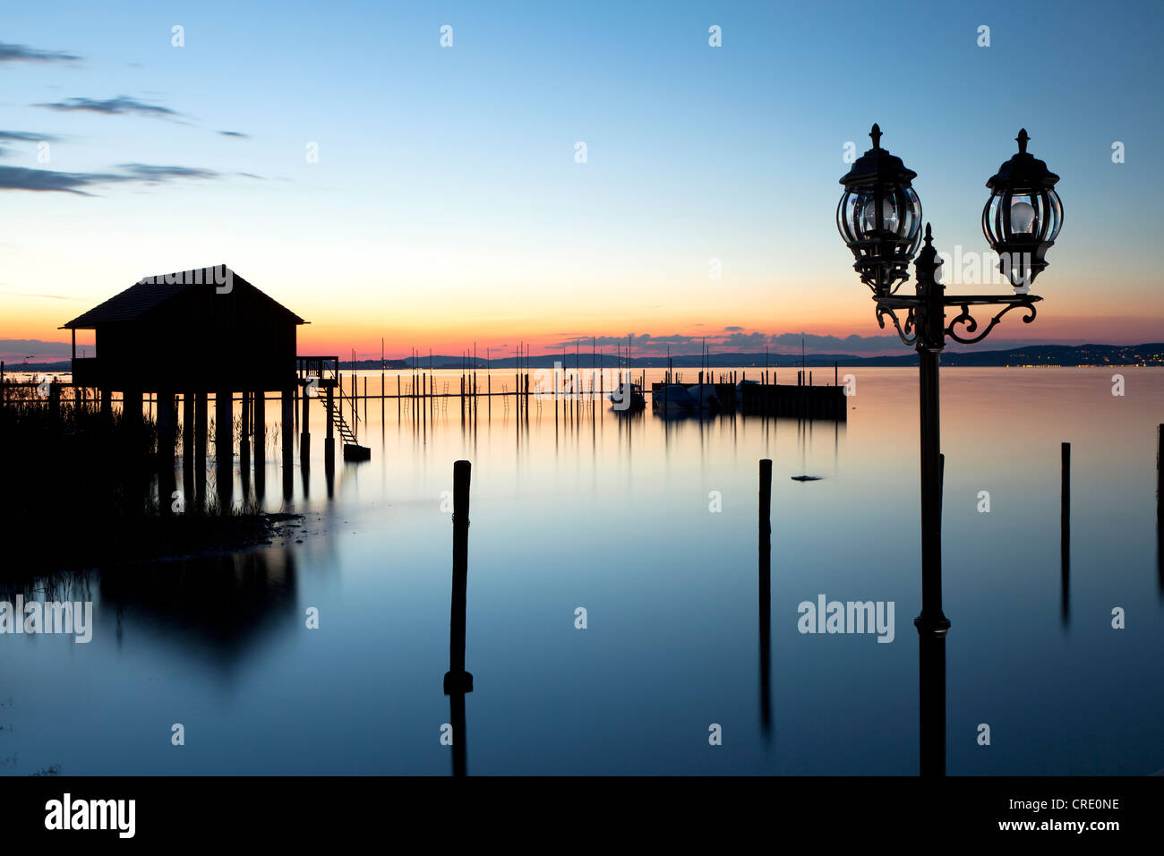 Fisherman's capanna con un lampione nella luce della sera, blu ora sul Lago di Costanza, Altnau, Svizzera, Europa Foto Stock