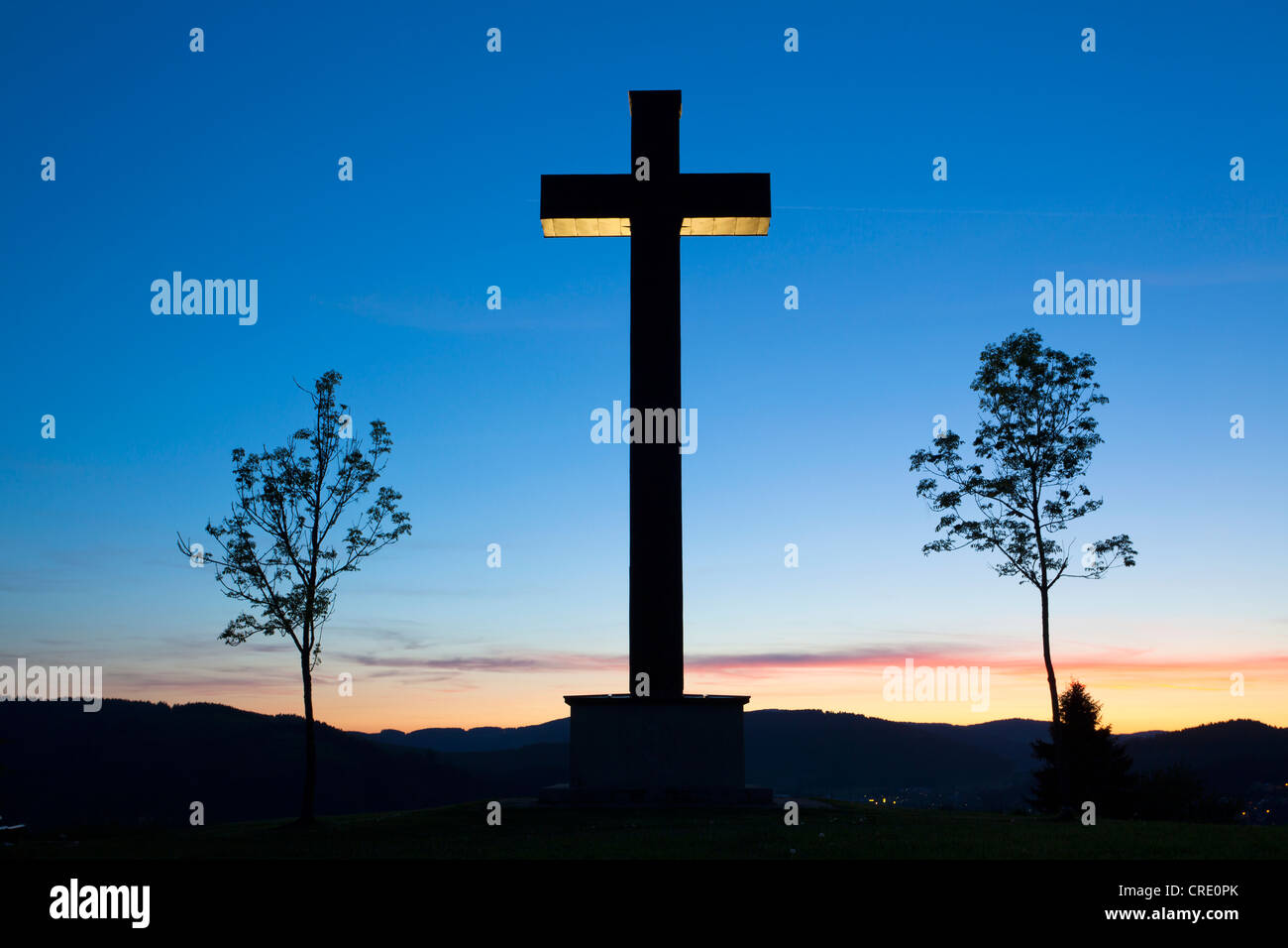 Croce commemorativa nella luce della sera durante le ore di colore blu su una montagna vicino a Titisee-Neustadt nella Foresta Nera Foto Stock
