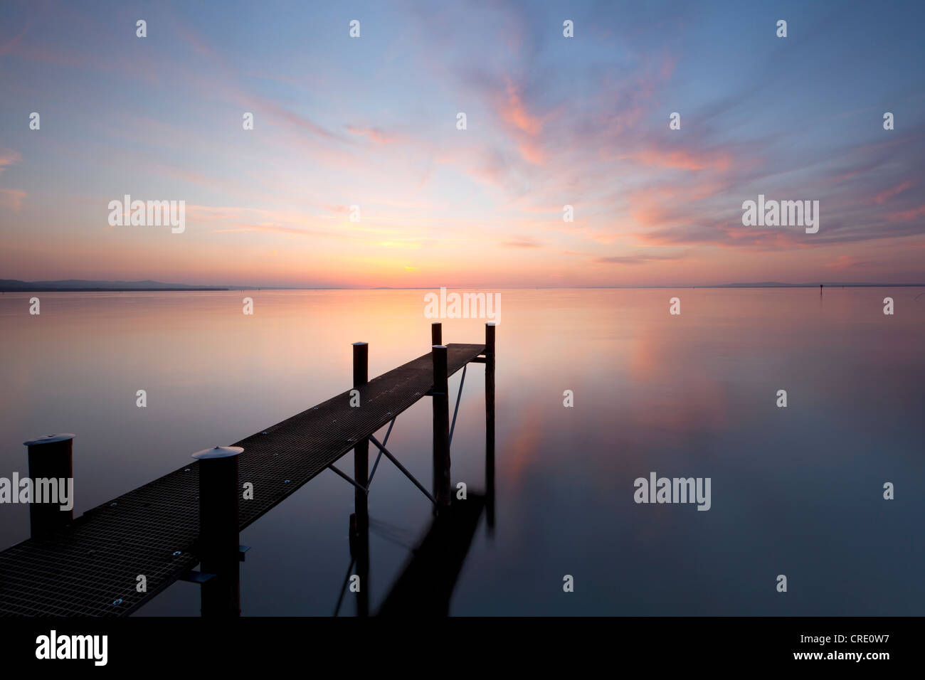 Pontile con la luce della sera e tempestoso clima che si affaccia sul Lago di Costanza nei pressi di Bregenz, Rohrspitz, Austria, Europa Foto Stock