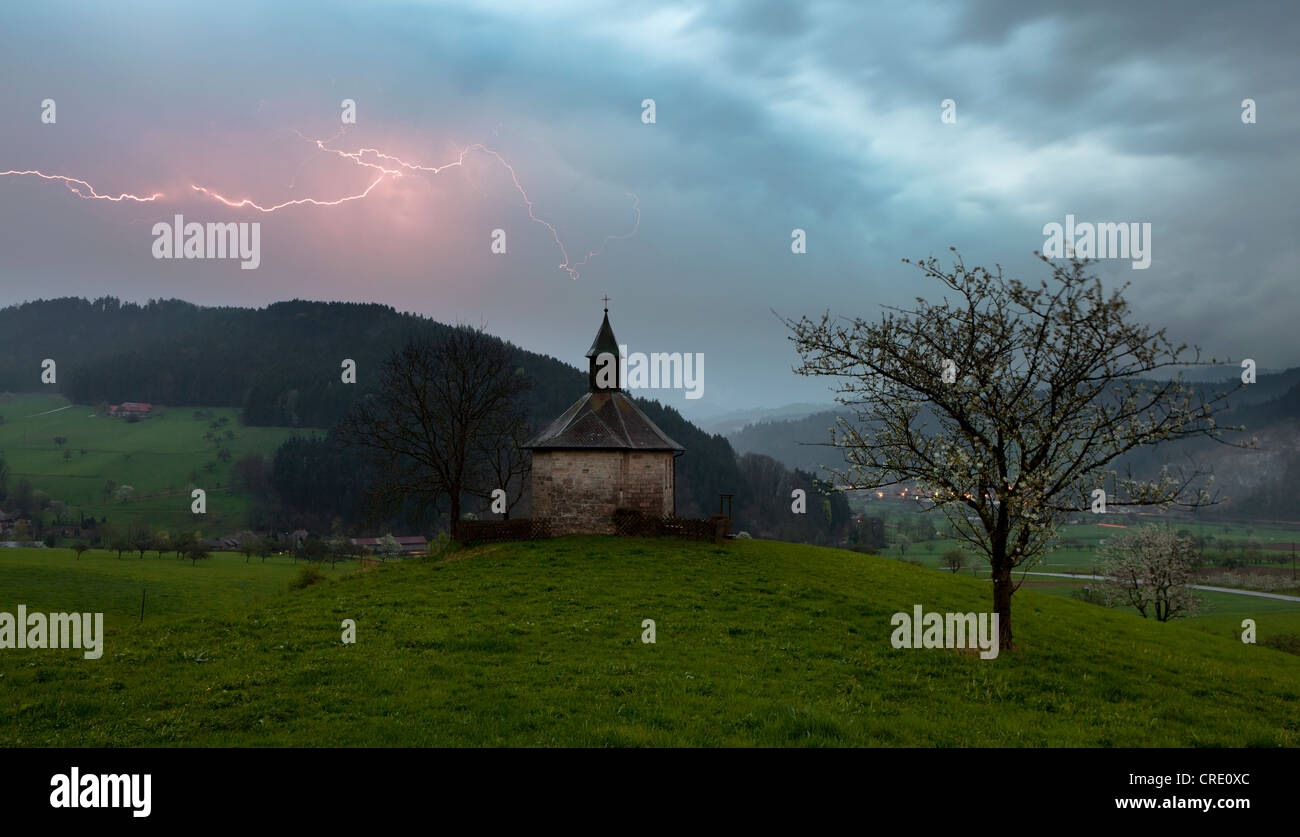 Aprile storm con cappella nel Kinzigtal Valley vicino a Fischbach, Foresta Nera, Baden-Wuerttemberg, Germania, Europa Foto Stock