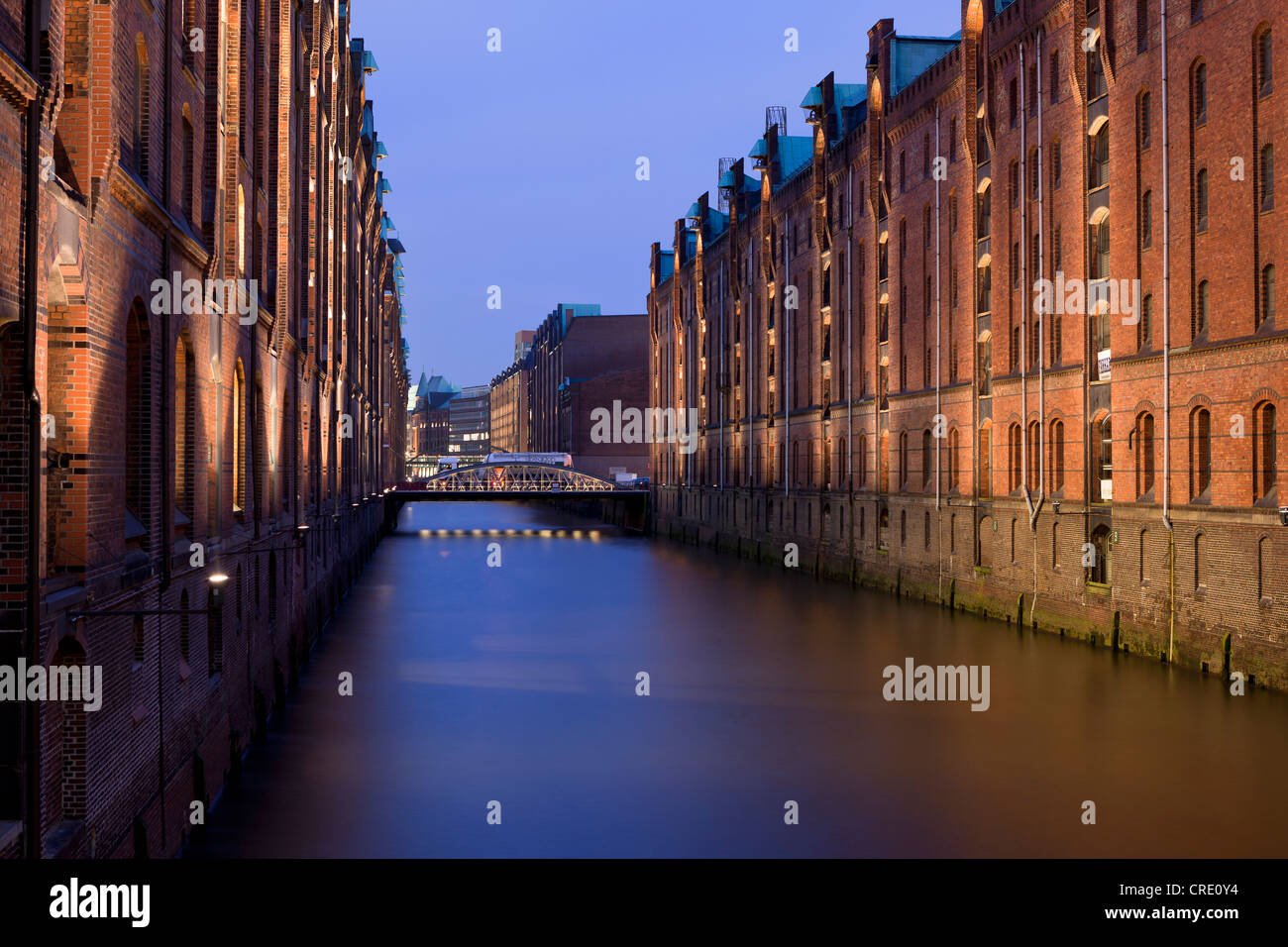 Ponte di notte al blue ora, Speicherstadt storico distretto Warehouse ad Amburgo, Germania, Europa Foto Stock