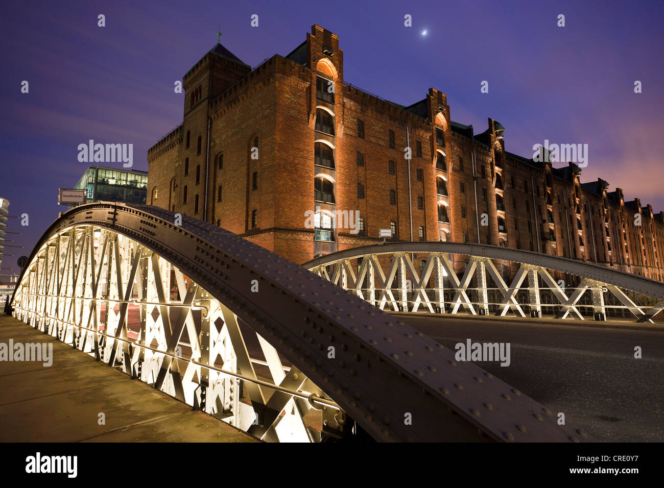 Ponte di notte al blue ora, Speicherstadt storico distretto Warehouse ad Amburgo, Germania, Europa Foto Stock