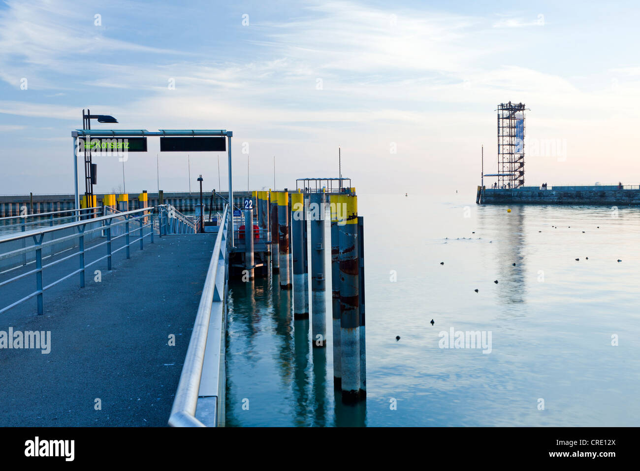 Torre nel porto di Friedrichshafen, Lago di Costanza, Baden-Wuerttemberg, Germania, Europa Foto Stock