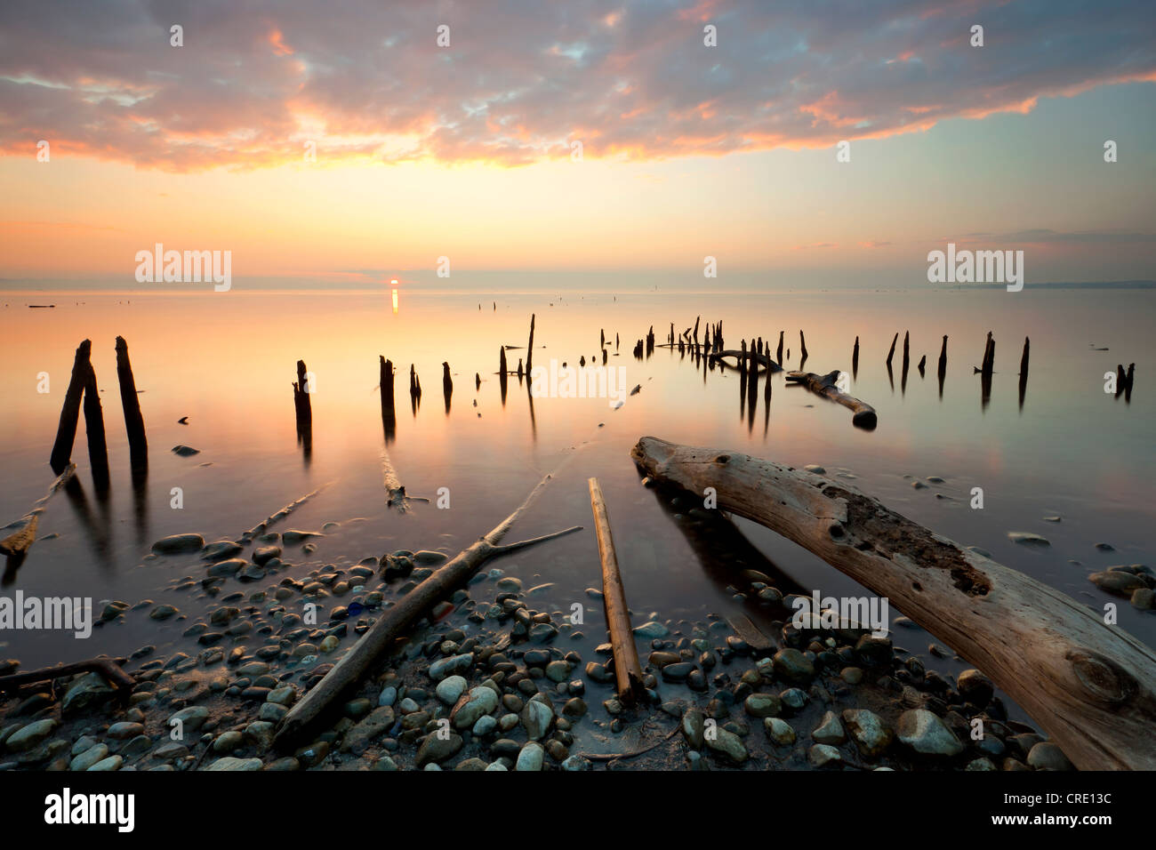 Atmosfera serale presso un pontile con ghiaccio sul lago di Costanza vicino a Allensbach, Baden-Wuerttemberg, Germania, Europa Foto Stock