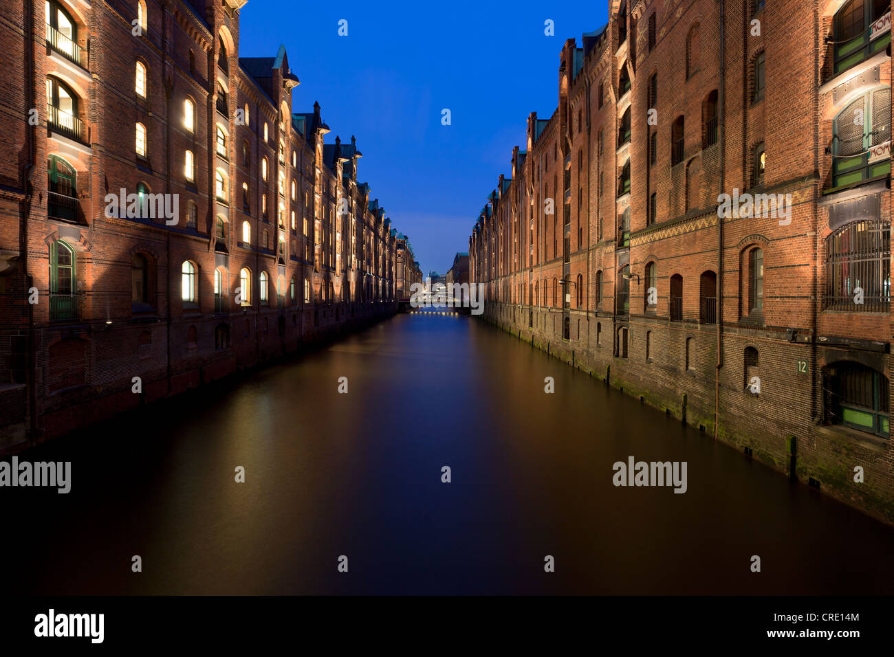 Ora blu nella Speicherstadt storico distretto Warehouse ad Amburgo, Germania, Europa Foto Stock