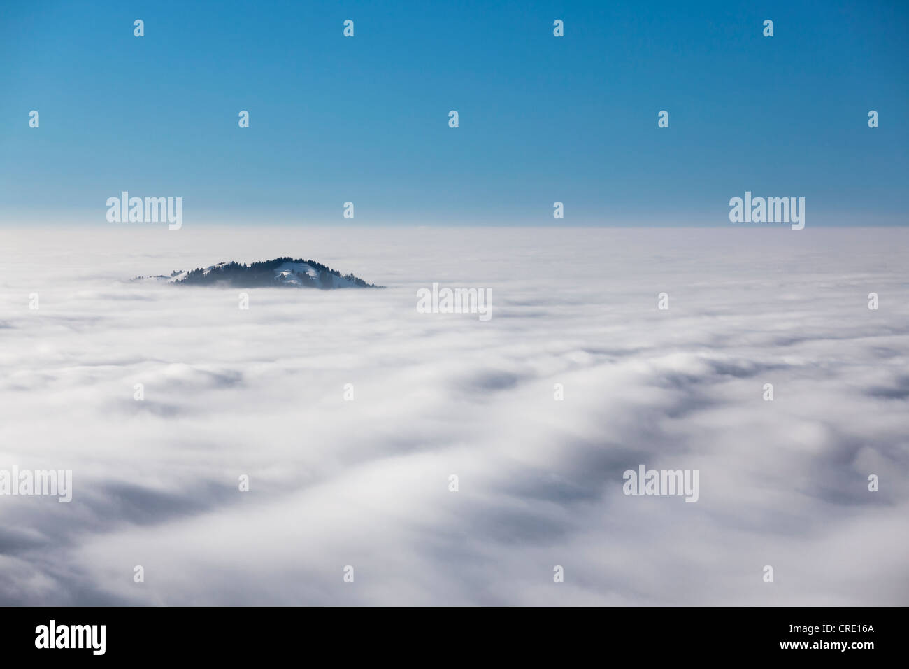Il Hundwiler Hoehe o Hoehi in un mare di nebbia nelle alpi svizzere in Appenzell, Svizzera, Europa Foto Stock