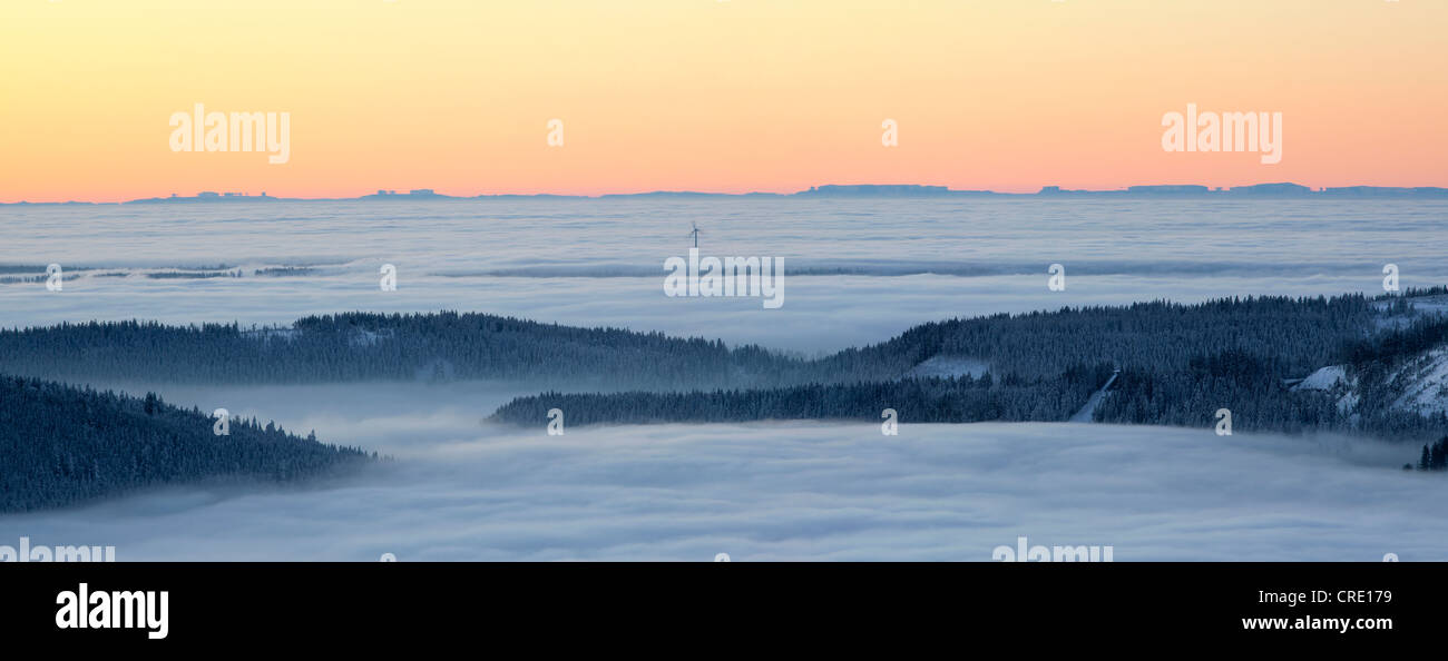 Vista dalla montagna Hornisgrinde nella Foresta Nera e la gamma della montagna, sopra le nuvole basse nella luce del mattino, luce invernale e Foto Stock