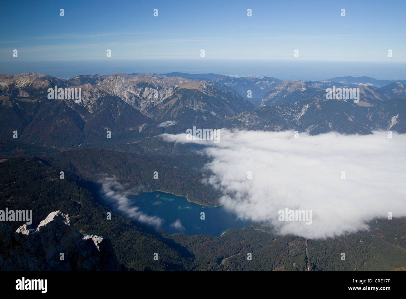 Ebsee sul lago e le montagne in autunno la luce come visto dalla montagna Zugspitze, la vetta del monte Zugspitze, Germania, Austria Foto Stock
