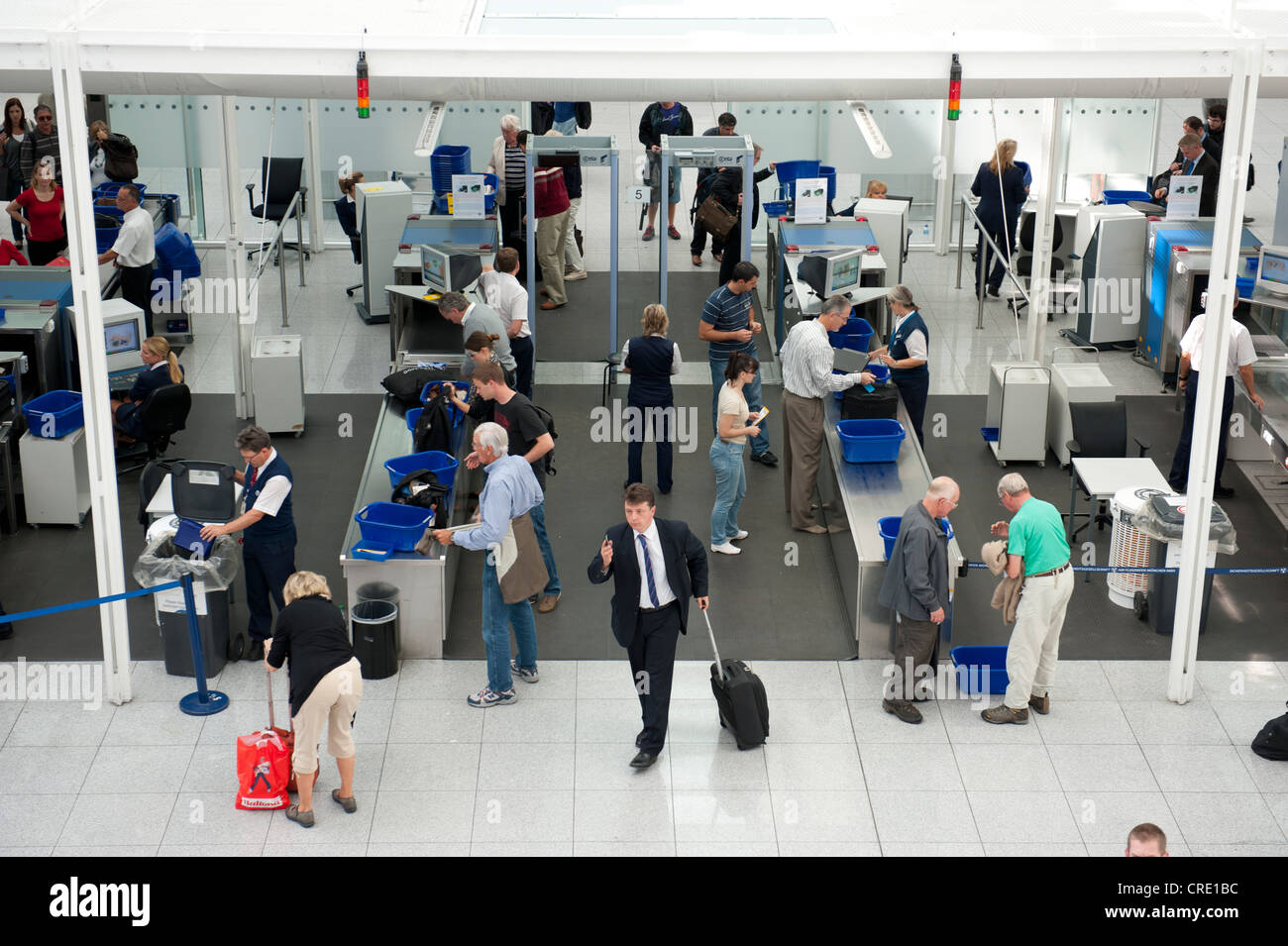 Il controllo di sicurezza, il controllo dei passeggeri, macchine a raggi x, il traffico aereo, aeroporto di Monaco di Baviera, Baviera, Baviera, Germania, Europa Foto Stock
