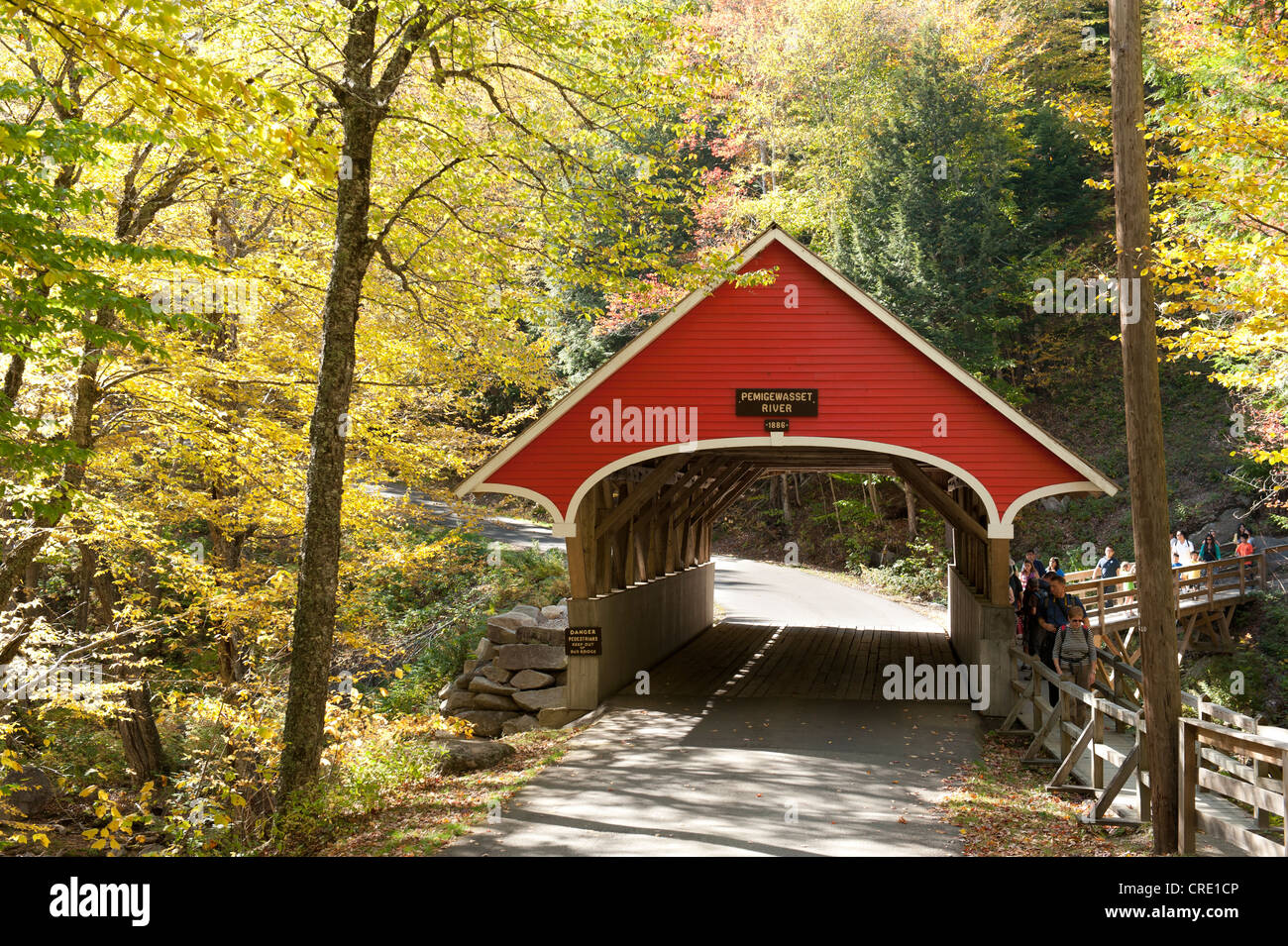 Rosso coperto ponte sopra il fiume Pemigewasset, il Flume, Franconia Notch State Park, White Mountains National Forest Foto Stock