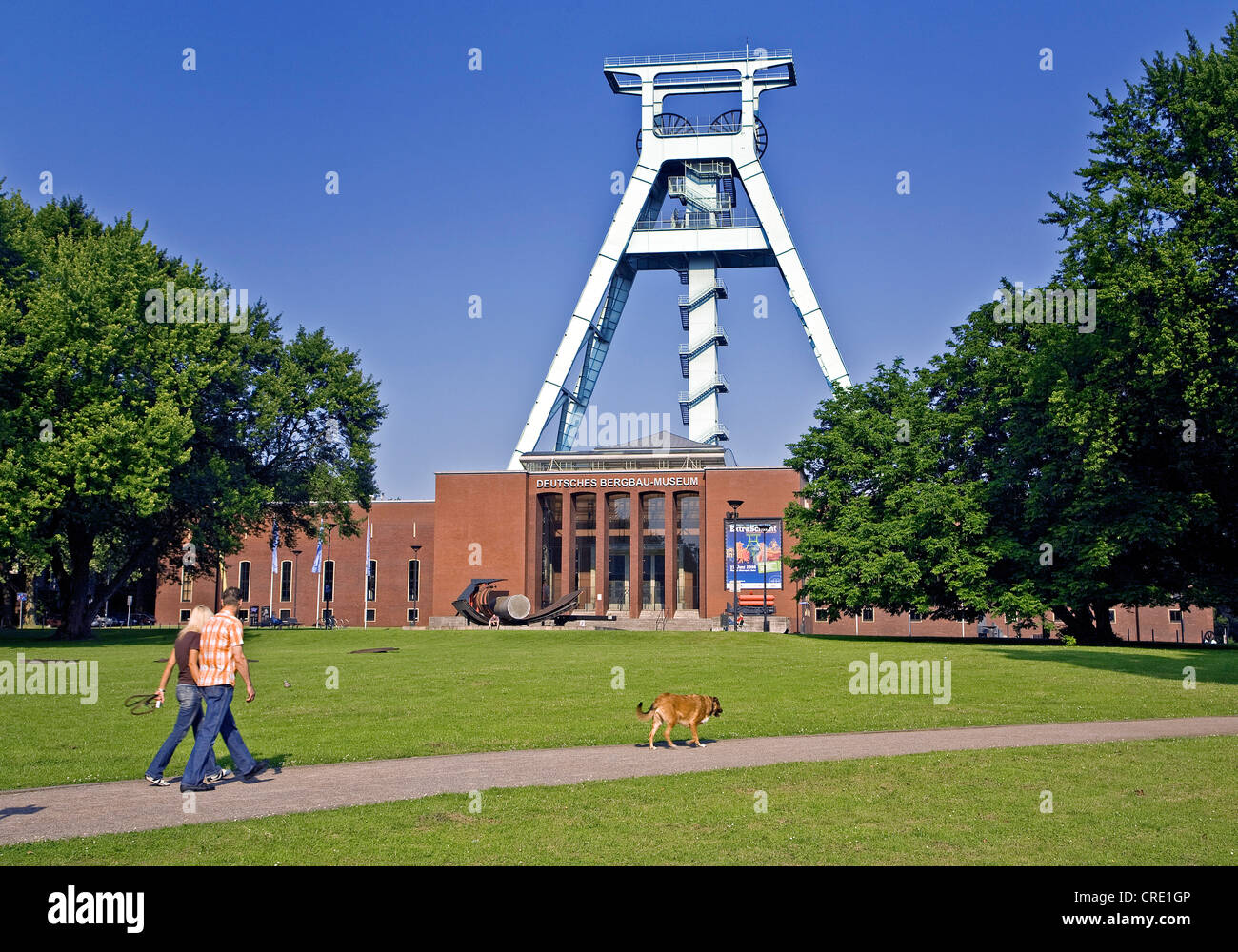 Un paio di passeggiate con il cane davanti al tedesco Museo Minerario, in Germania, in Renania settentrionale-Vestfalia, la zona della Ruhr, Bochum Foto Stock