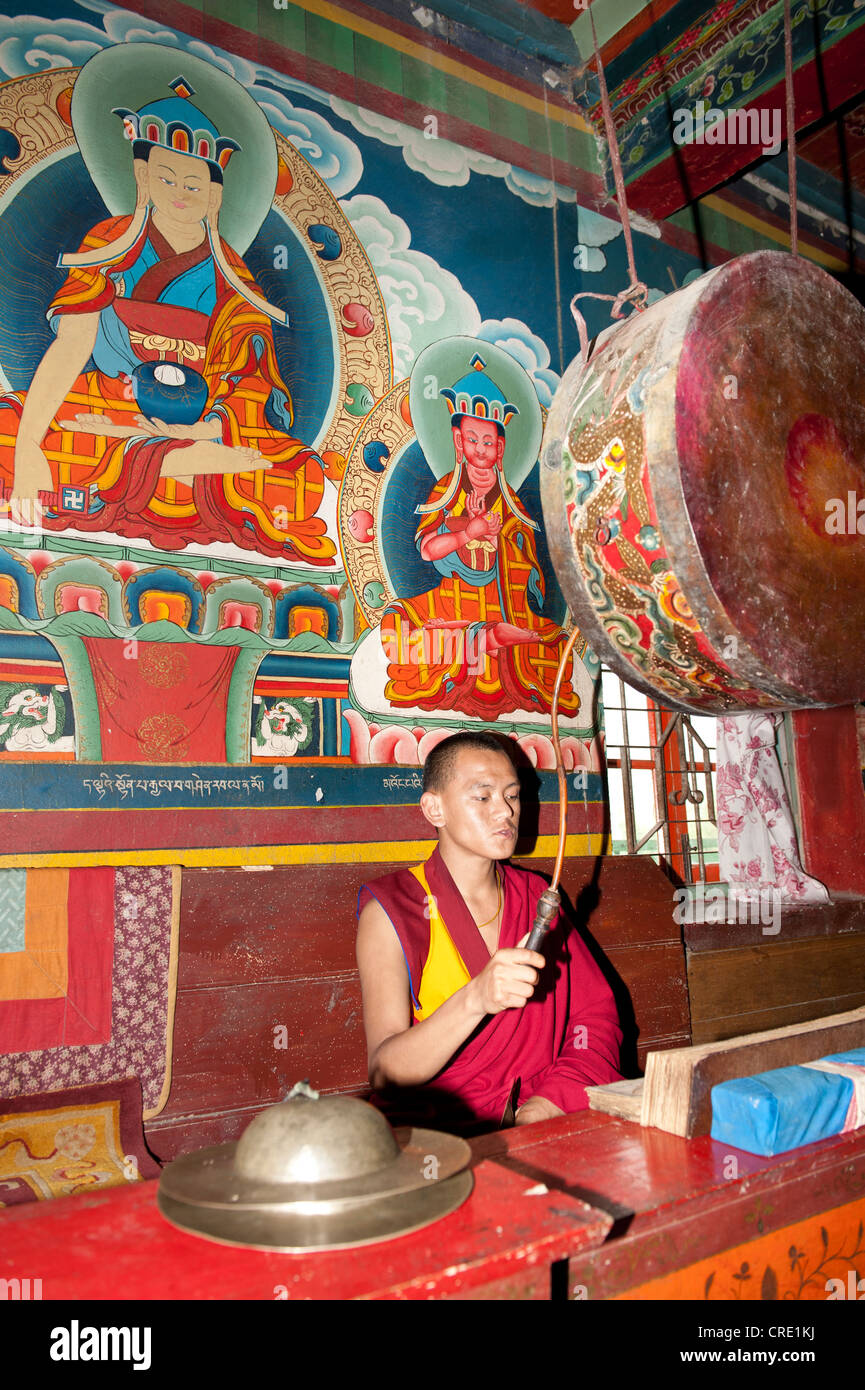 Buddismo tibetano, monaco battendo il tamburo, Yung Drung Kundrak Lingbon Monastero, Bon setta, vicino a Ravangla, il Sikkim, in Himalaya, India Foto Stock