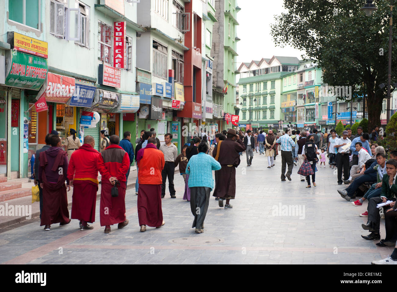 I monaci buddisti a passeggiare nella zona pedonale e dello shopping, il Mahatma Gandhi Road, Gangtok, il Sikkim, in Himalaya, India Foto Stock