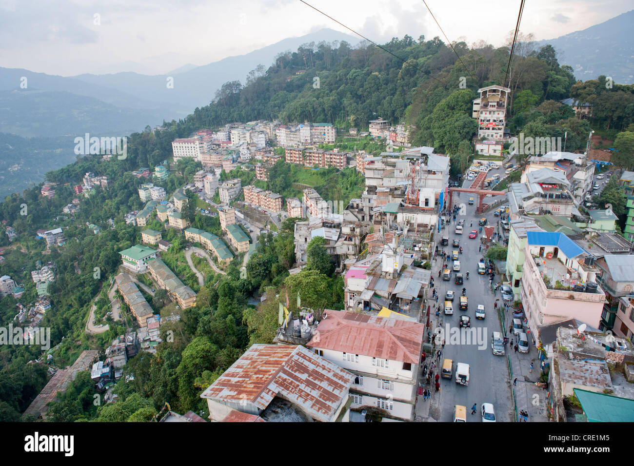 Vista dalla funivia per la città di Gangtok, il Sikkim, in Himalaya, India, Asia del Sud, Asia Foto Stock