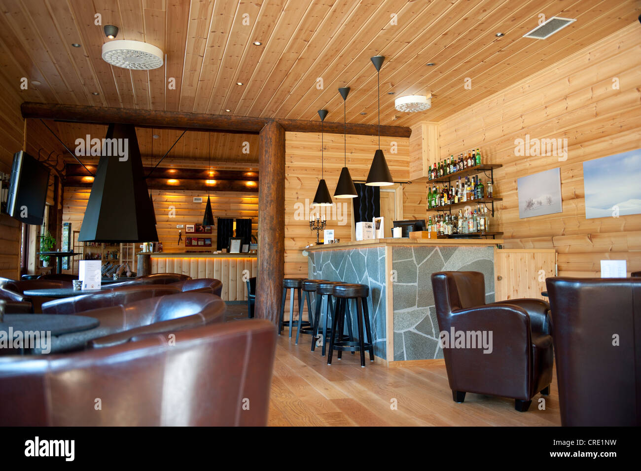 La reception e il piano bar con poltrone in pelle, Storsaetra Fjaellhotell Hotel, vicino Groevelsjoen, provincia di Dalarna, Svezia Foto Stock