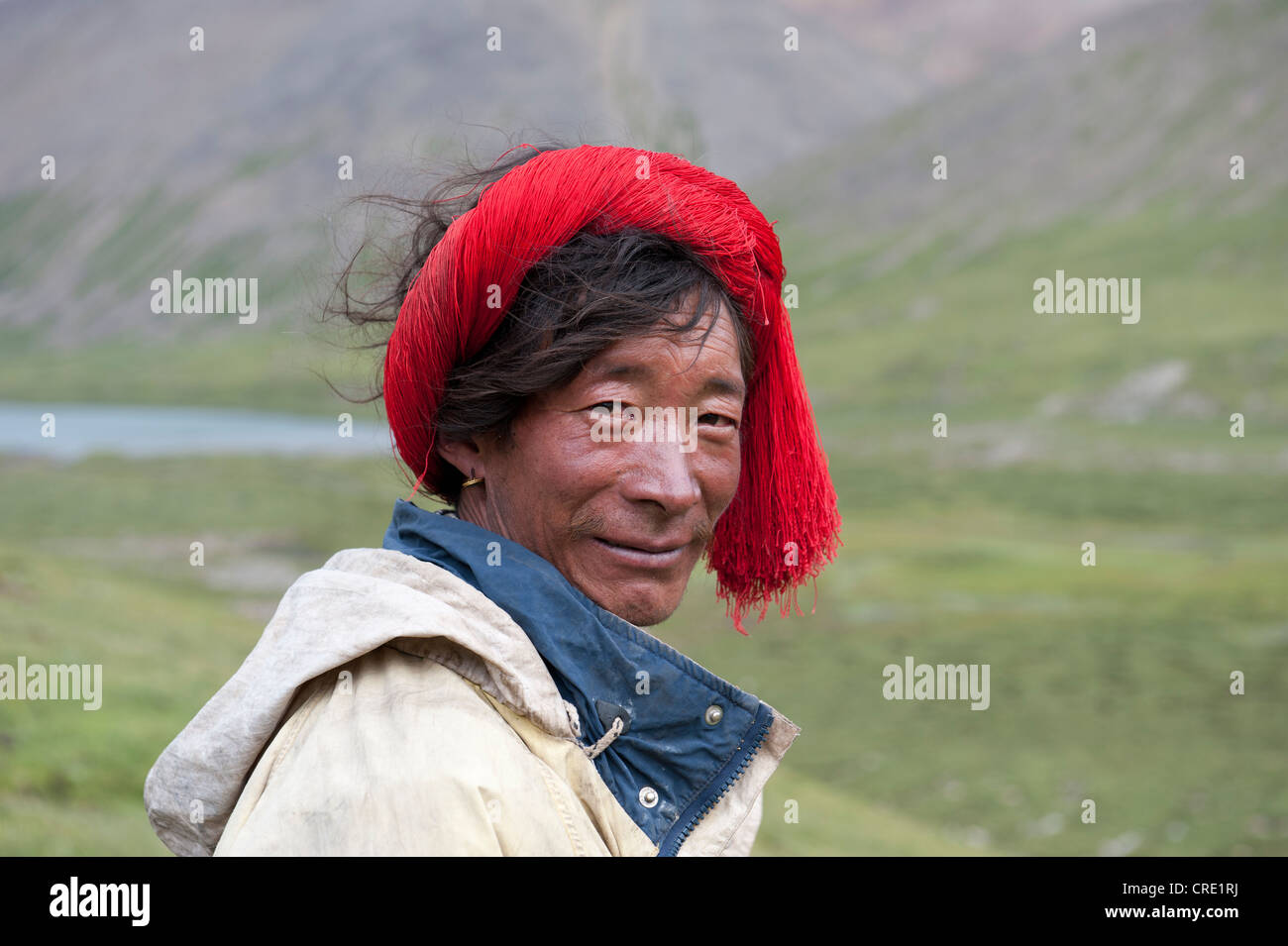 Il Tibetano indossando il tradizionale rosso accessori per capelli, ritratto, valle del Tsotup-chu fiume vicino al Shug-La Pass, Himalaya gamma Foto Stock