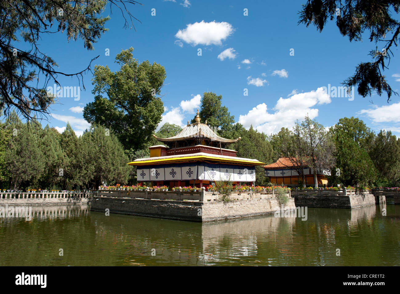 Buddismo tibetano, tempio sul lago del Parco Norbulingka, residenza estiva del Dalai Lama, Lhasa, Ue-Tsang Foto Stock