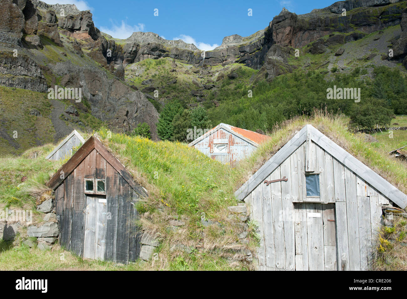 Vecchi capannoni con zolla o tetti di tappeto erboso sotto la montagna, Nupsstaður, Nupstadur, Islanda, Scandinavia, Nord Europa, Europa Foto Stock