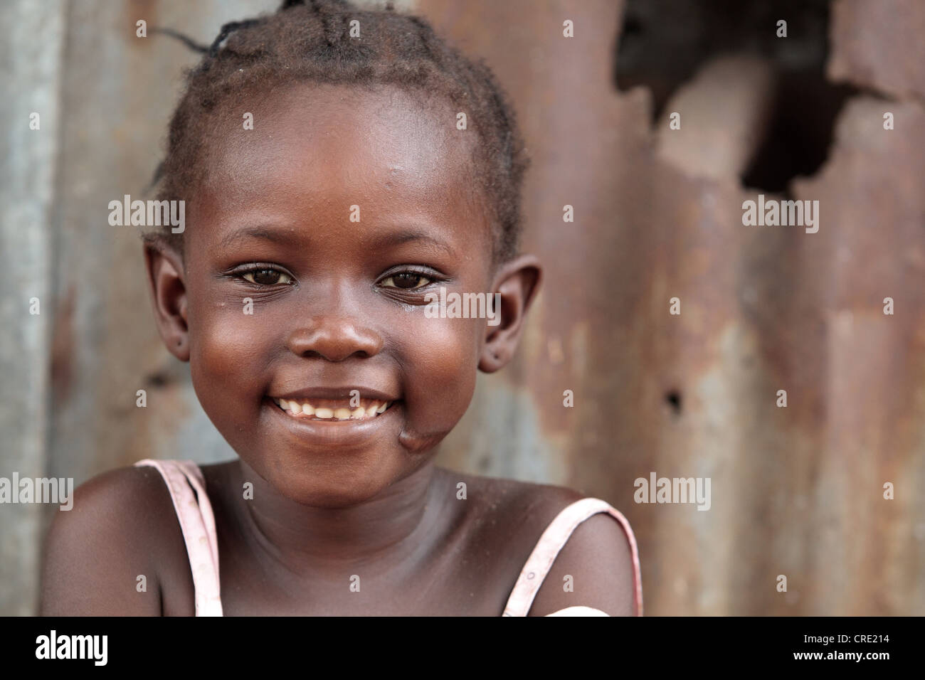 Ritratto di una ragazza nel punto quattro quartiere di Monrovia, Montserrado county, Liberia giovedì 5 aprile 2012. Foto Stock