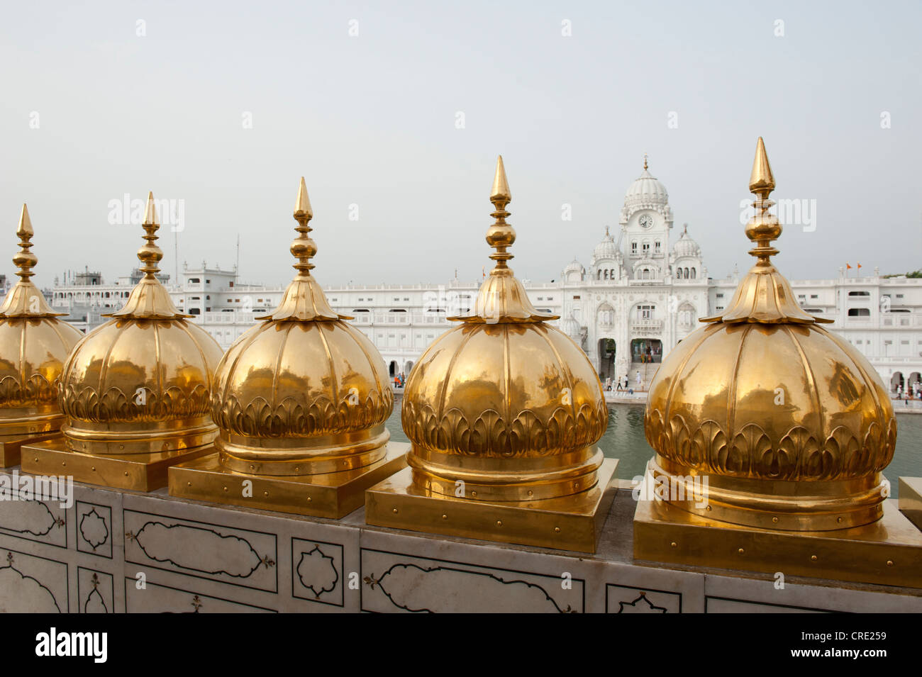 Il sikhismo, ornamenti su golden torrette, santuario santo tempio d'oro di Amritsar, Hari Mandir, Amritsar Punjab, India Foto Stock