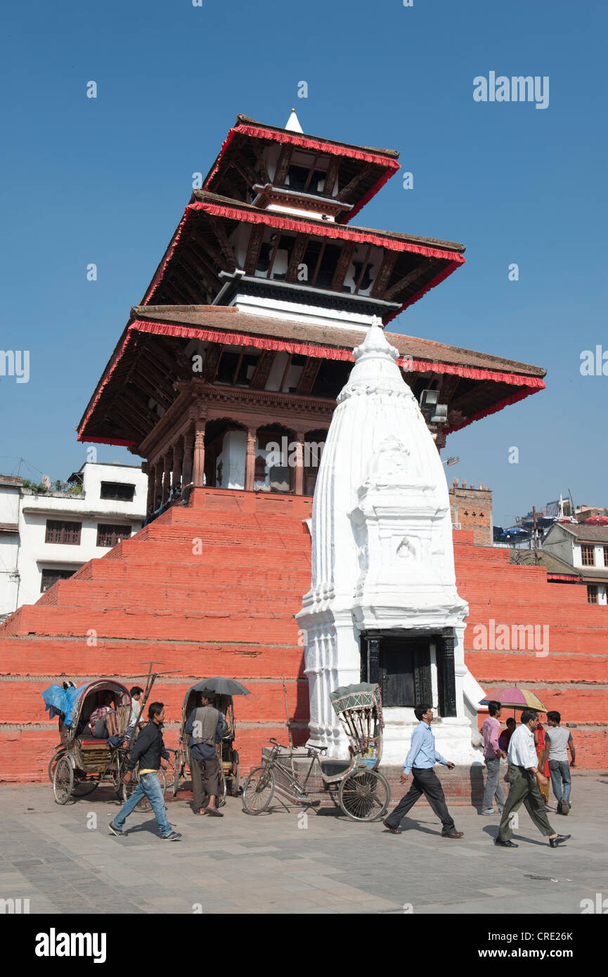 L Induismo, tre piani pagoda nepalese, architettura del Newar, Tempio di Shiva Maju Deval, bianco Shikhara, Durbar Square con Foto Stock