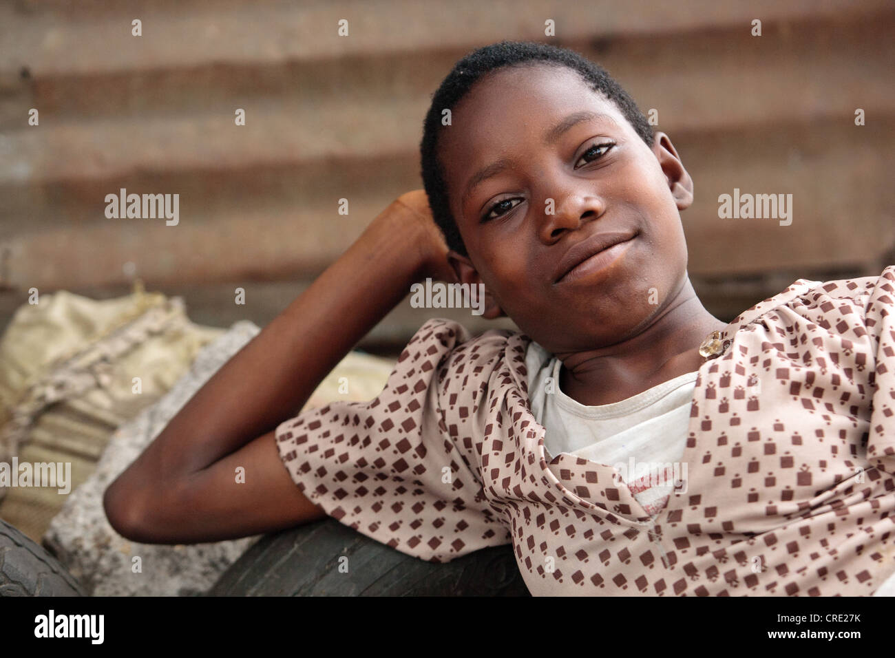 Ritratto di una ragazza nel punto quattro quartiere di Monrovia, Montserrado county, Liberia giovedì 5 aprile 2012. Foto Stock