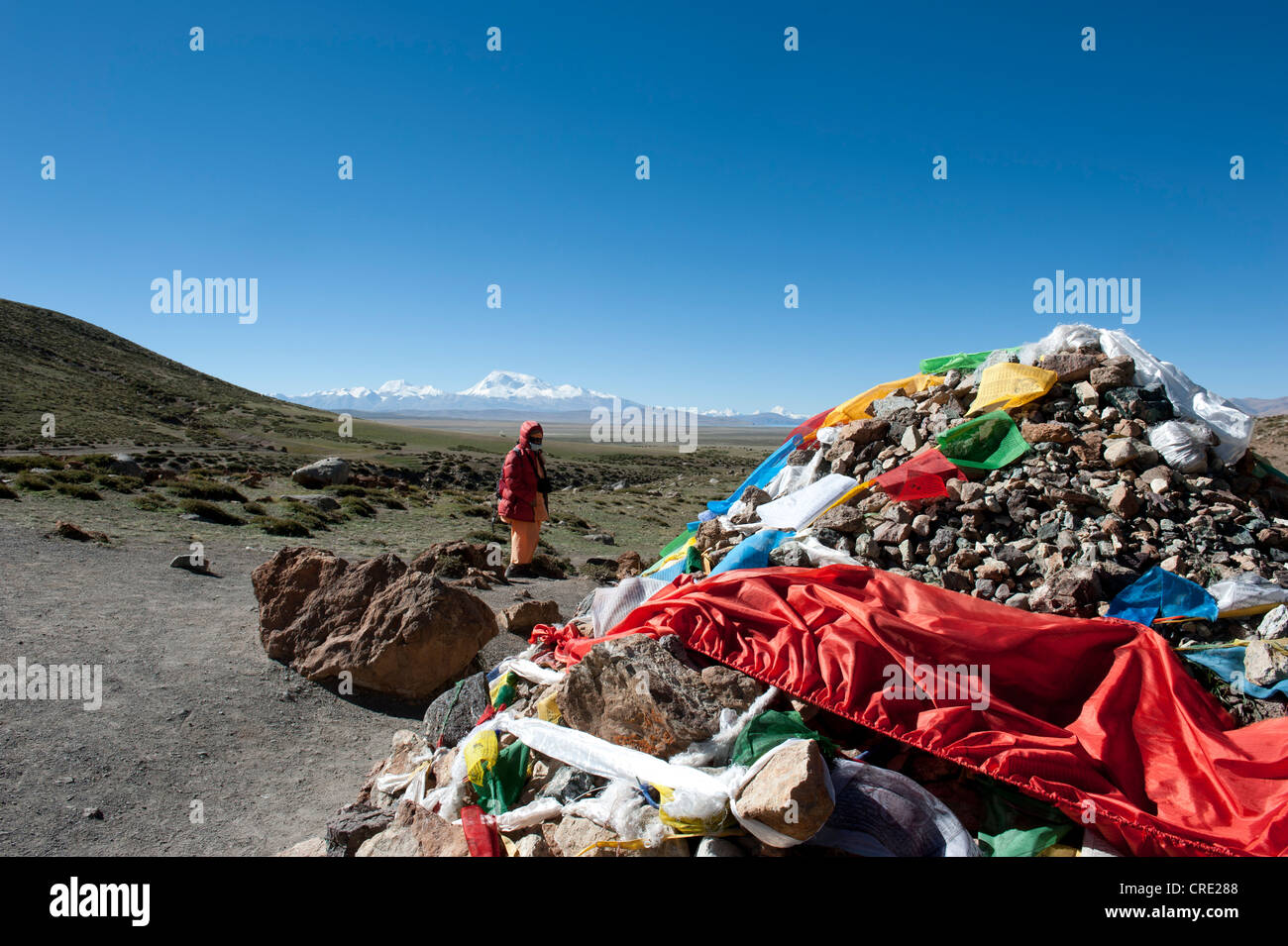 Buddismo tibetano, colorati bandiere di preghiera, alle spalle di Mt. Gurla Mandhata, percorso del pellegrinaggio intorno al Sacro Monte Kailash Foto Stock