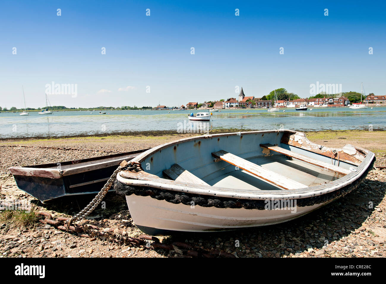 Barca ormeggiata sulla riva Bosham West Sussex Foto Stock