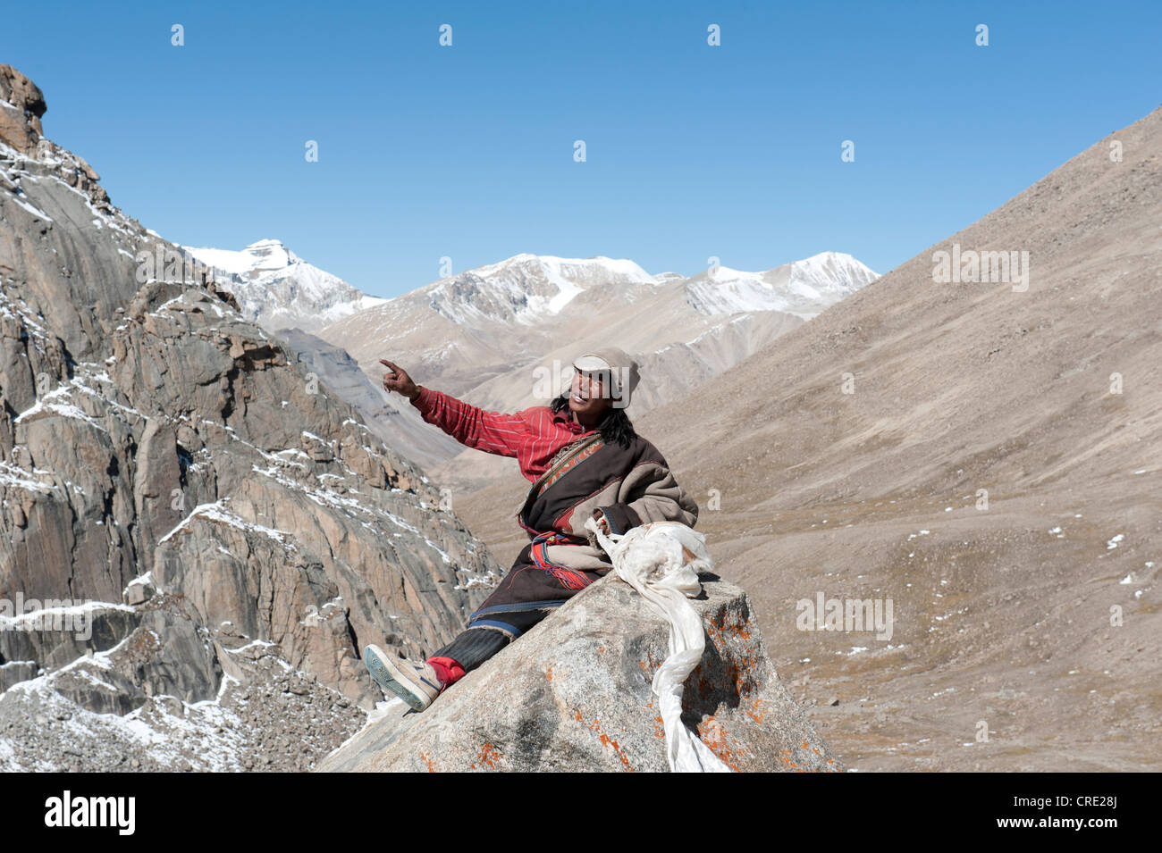 Buddista Tibetana, pellegrino, ascendere alla Dolma La Pass, percorso del pellegrinaggio intorno al Sacro Monte Kailash, scrivendo su roccia Foto Stock