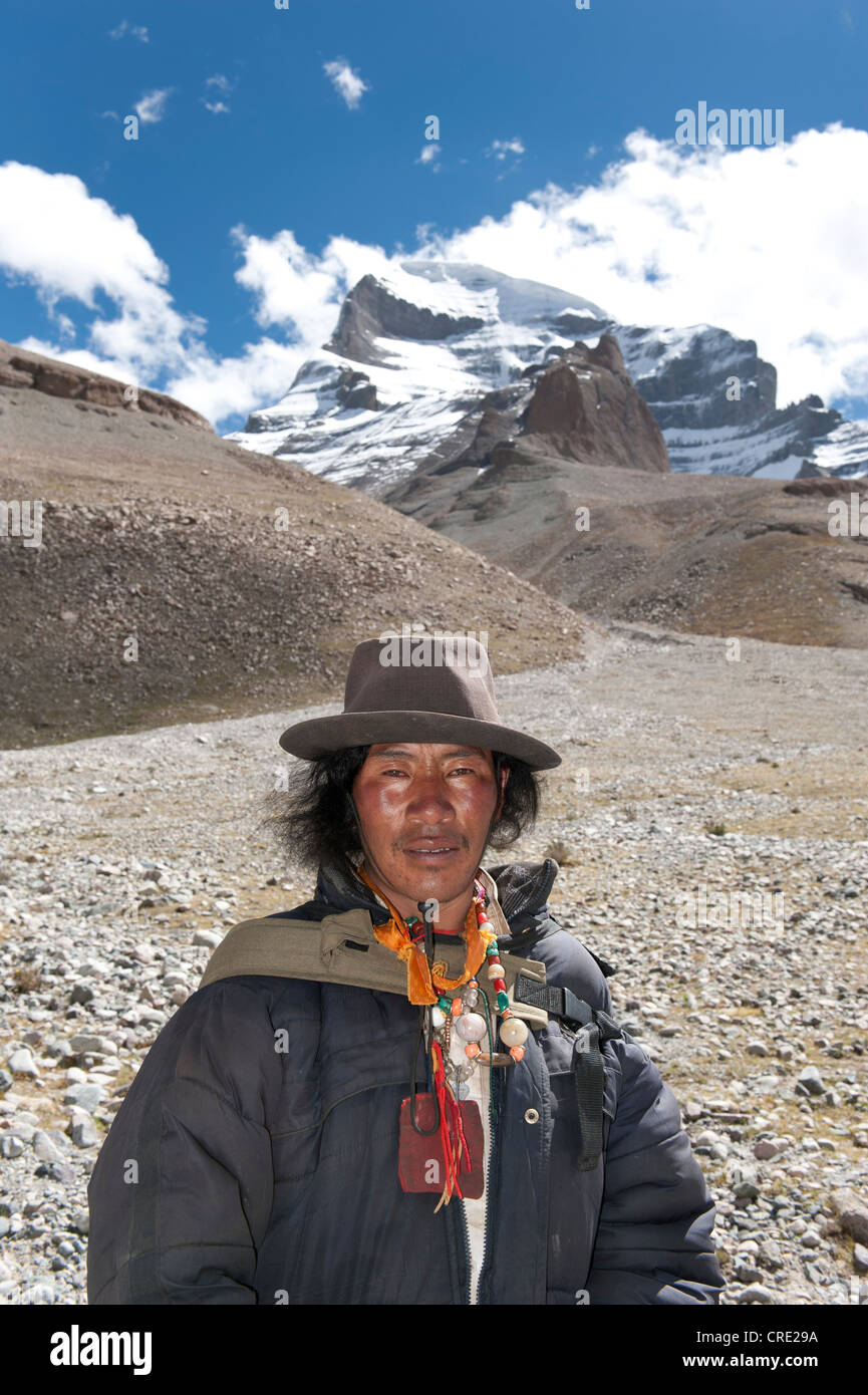 Ritratto di devota il tibetano con hat, Buddismo tibetano, percorso del pellegrinaggio a snow-capped sacro Monte Kailash, pista Rinpoce Foto Stock