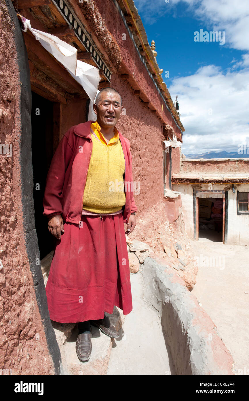 Buddismo tibetano, monaco in piedi all'ingresso Gossul Gompa monastero sopra il lago Manasarovar, Mapham Yutsho, Kailash area Foto Stock