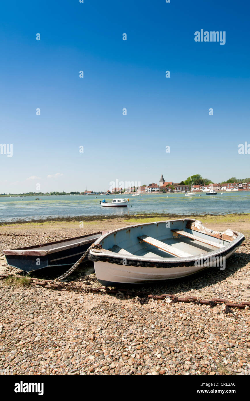 Barca ormeggiata sulla riva Bosham West Sussex Foto Stock
