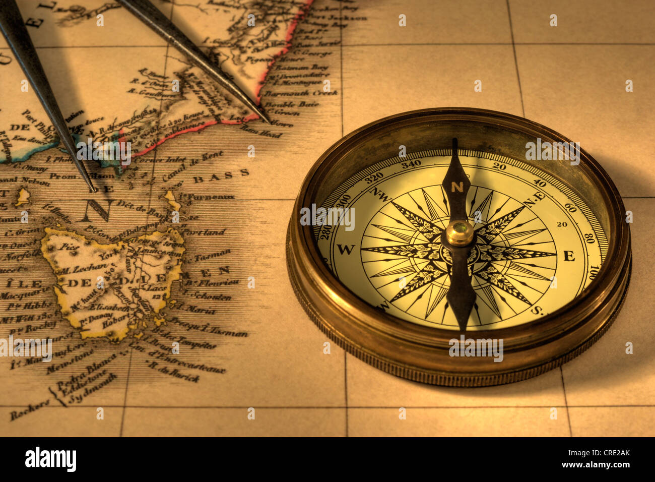 Mappa di Australia dal 1826, mostrando la Tasmania e se costa con vecchio tipo di bussola e divisori. Deliberatamente un tono caldo. Foto Stock