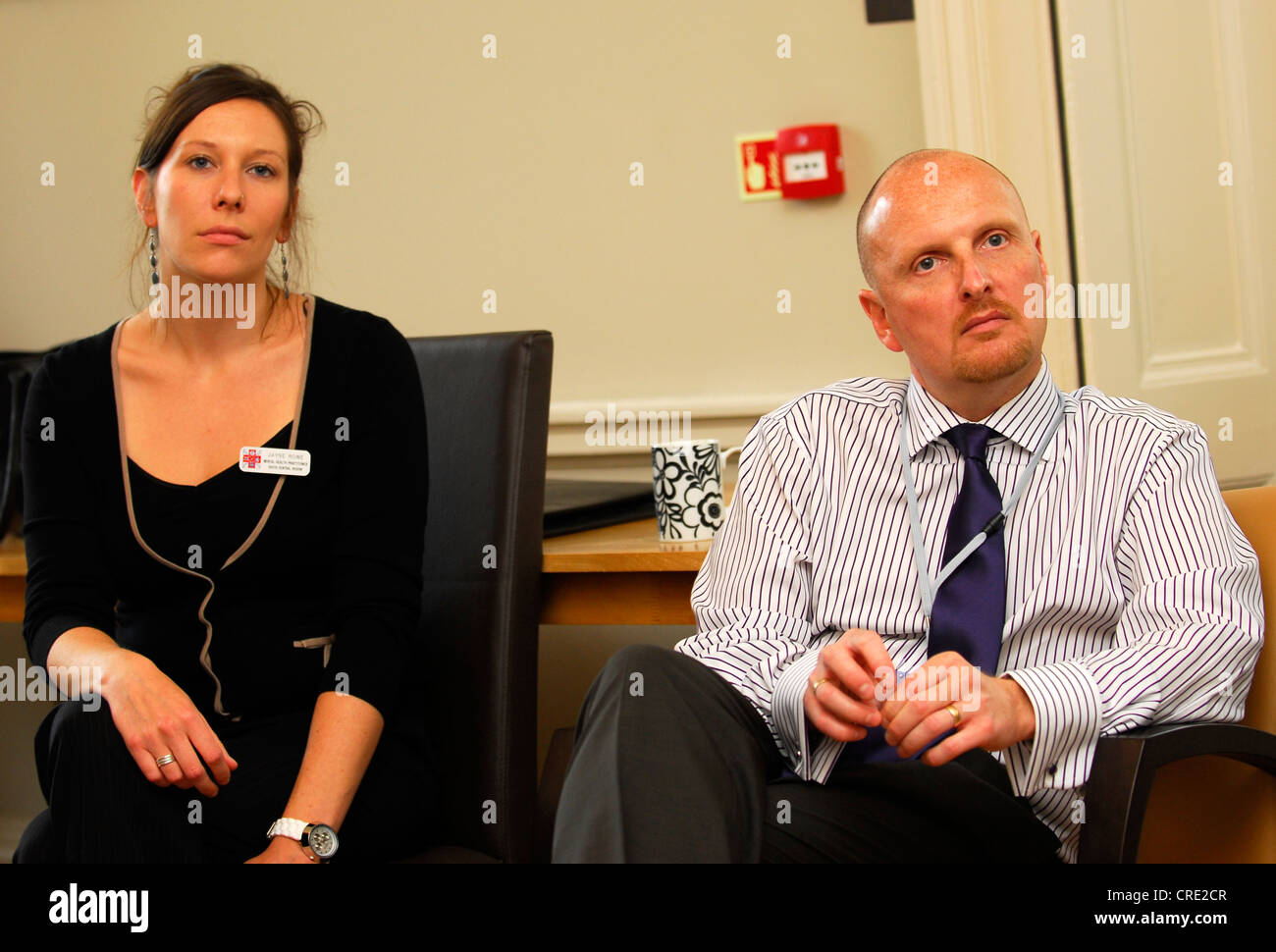 La salute mentale practitioner & infermiera psichiatrica ascoltando la terapia di gruppo sessione con ex-militari del personale di servizio, UK. Foto Stock