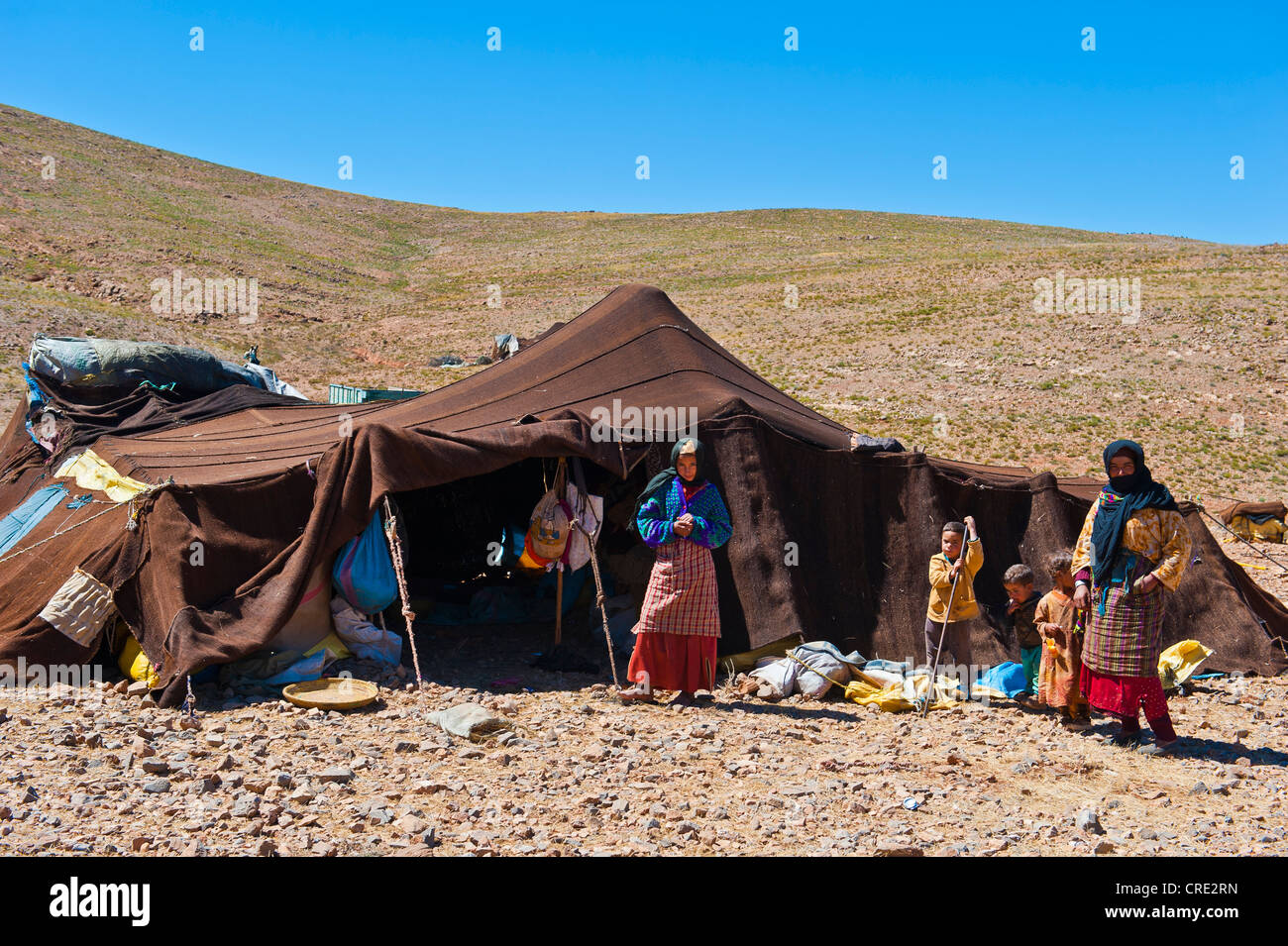 Le donne e i bambini in piedi di fronte a loro tenda nomade, Anti-Atlas, sud del Marocco, Marocco, Africa Foto Stock
