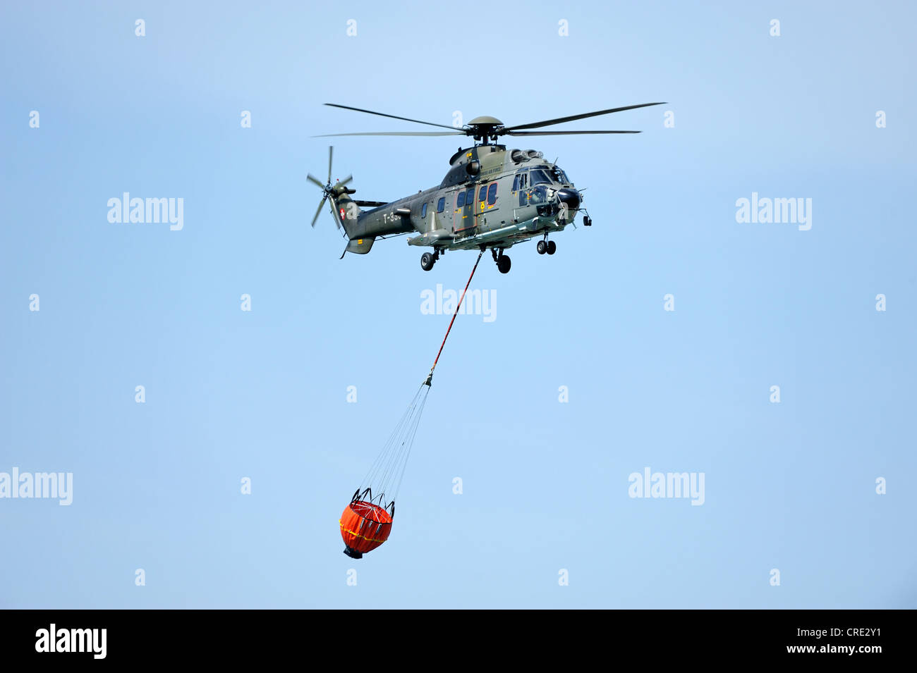 Super Puma elicottero con a bordo di un elicottero la benna, Svizzera, Europa Foto Stock