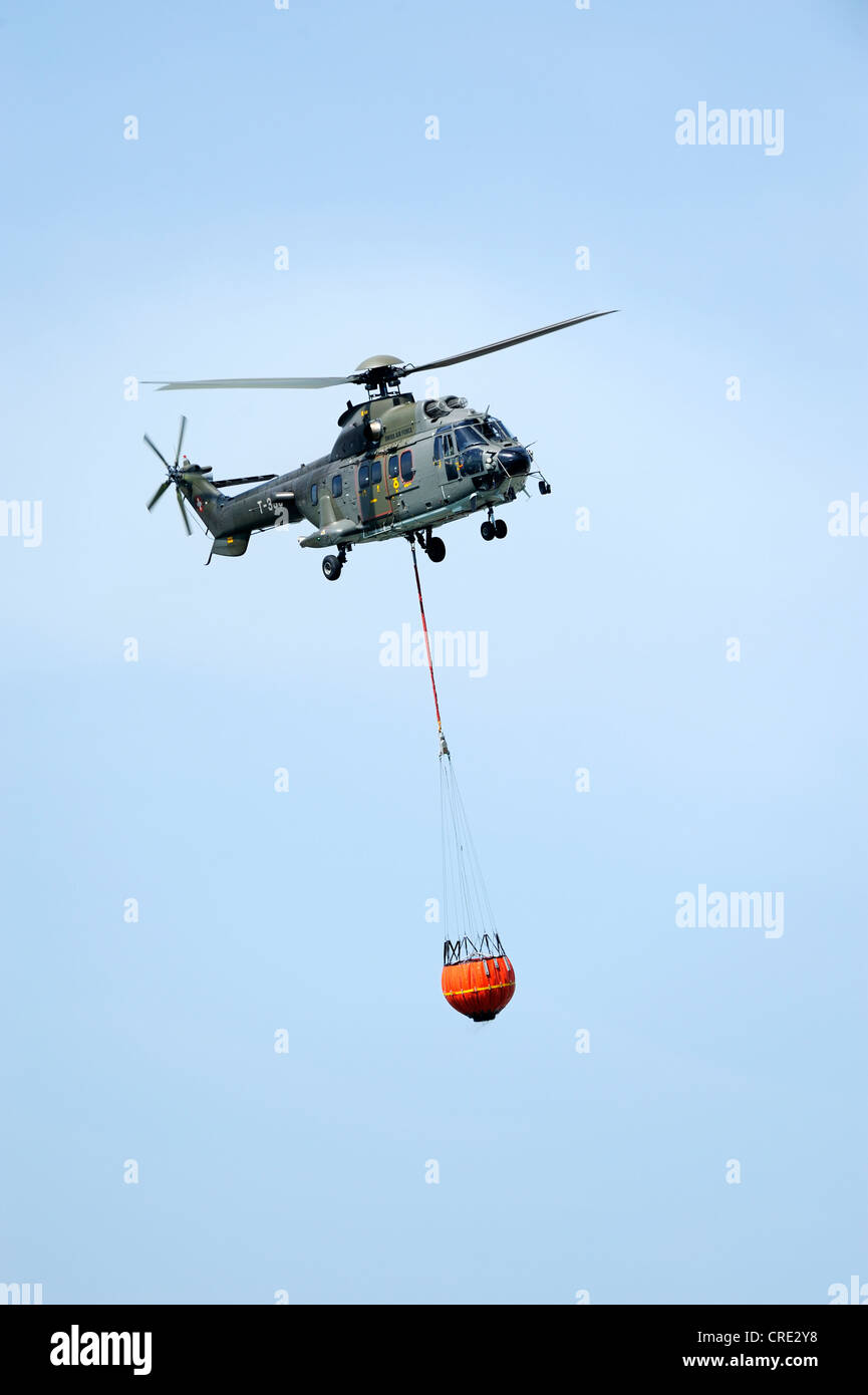 Super Puma elicottero con a bordo di un elicottero la benna, Svizzera, Europa Foto Stock