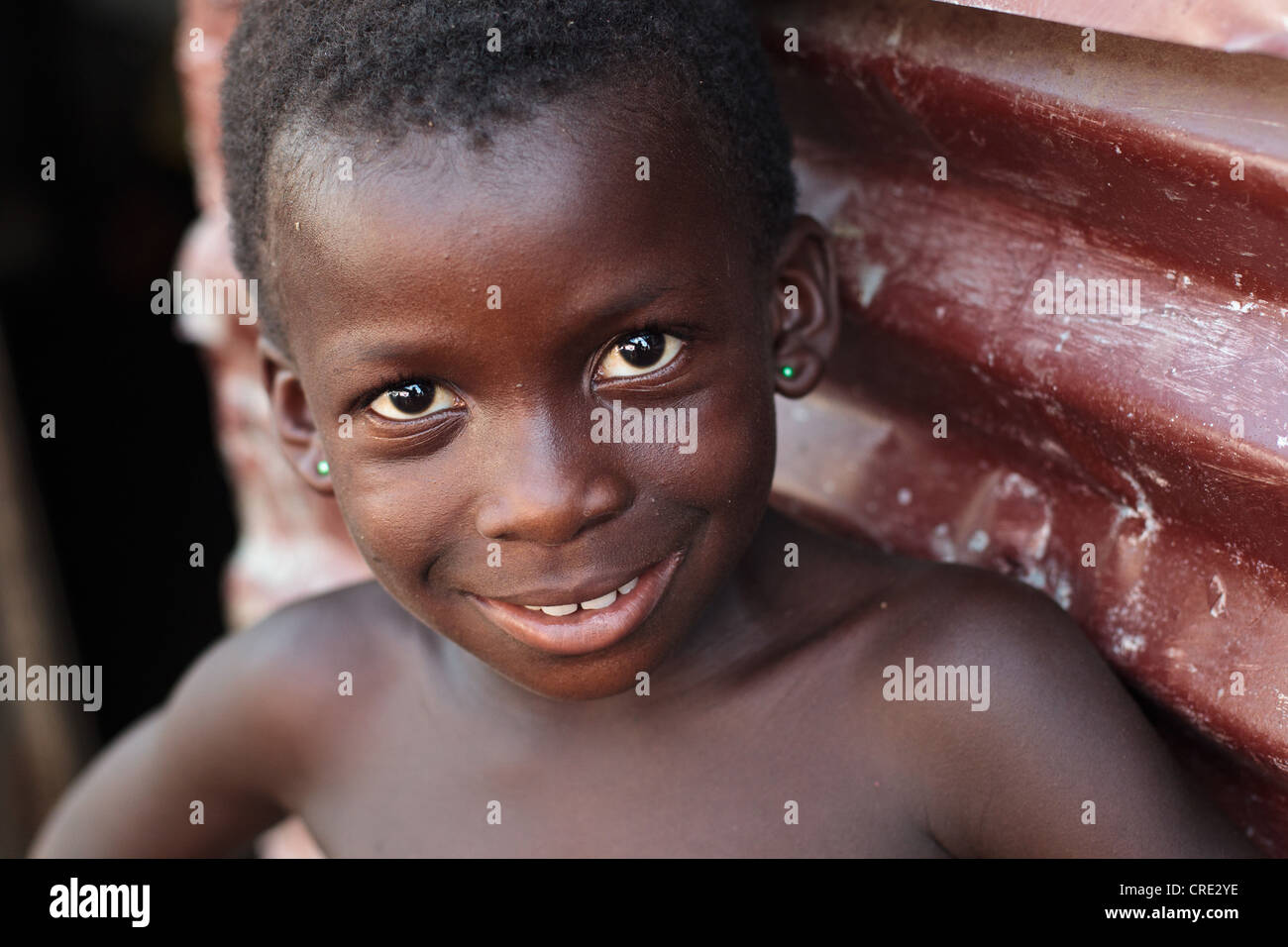 Ritratto di una ragazza nel Clara città baraccopoli di Monrovia, Montserrado county, Liberia giovedì 5 aprile 2012. Foto Stock