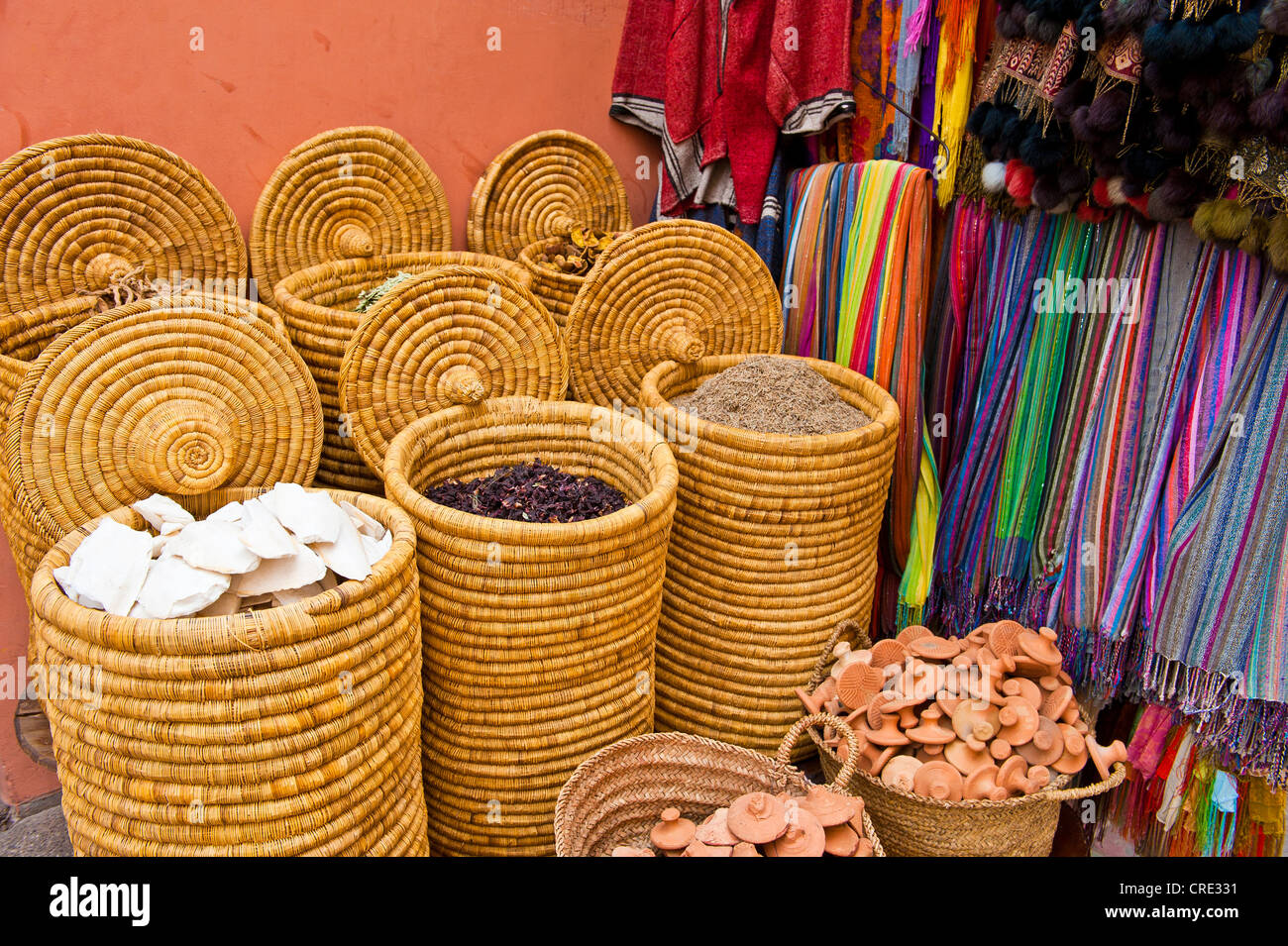 Un mercato bancarelle diplays spezie, tè e di oggetti di uso quotidiano per la vendita in grandi ceste, souk, Bazaar, Medina, città vecchia, Marrakech Foto Stock