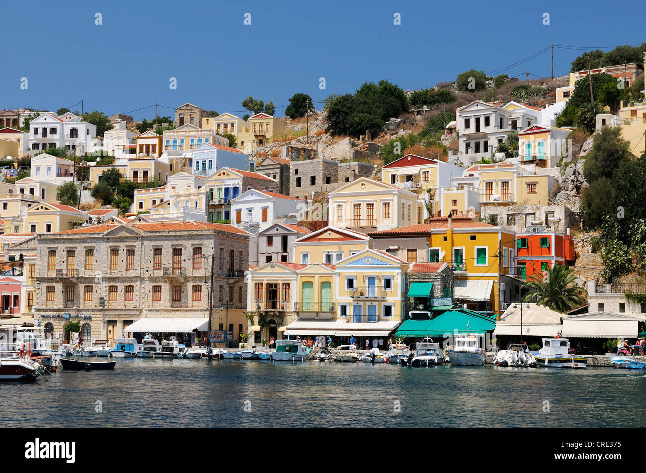 Affacciato sul pittoresco case della piccola isola di Symi vicino a Rodi, Grecia, Europa Foto Stock