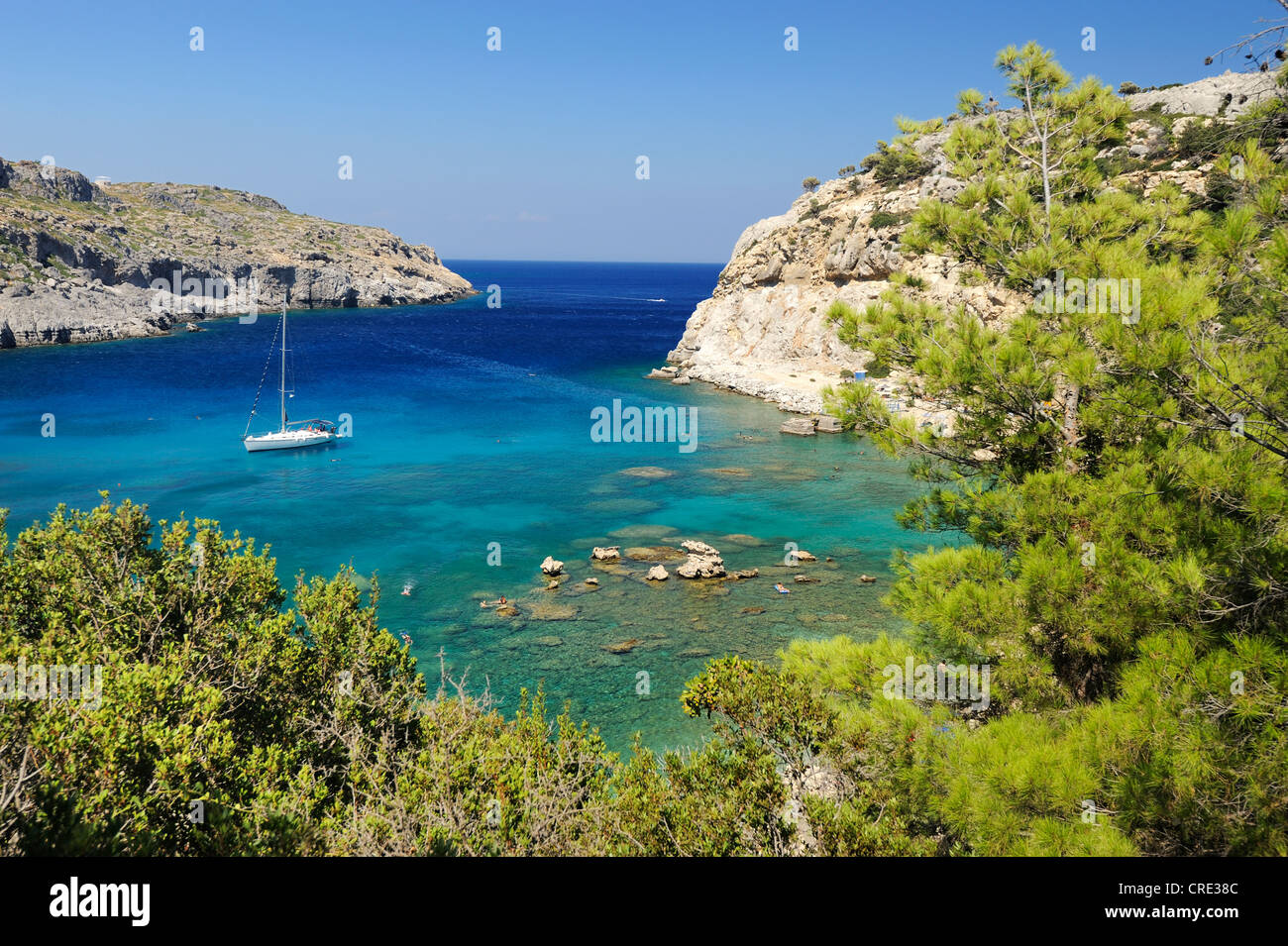 Anthony Quinn Bay con nave a vela, Faliraki, Rodi, Grecia, Europa Foto Stock