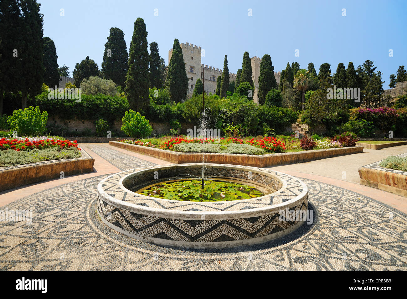 Giardini con il Palazzo del Gran Maestro sul retro, Rodi, Rodi, Grecia, Europa Foto Stock