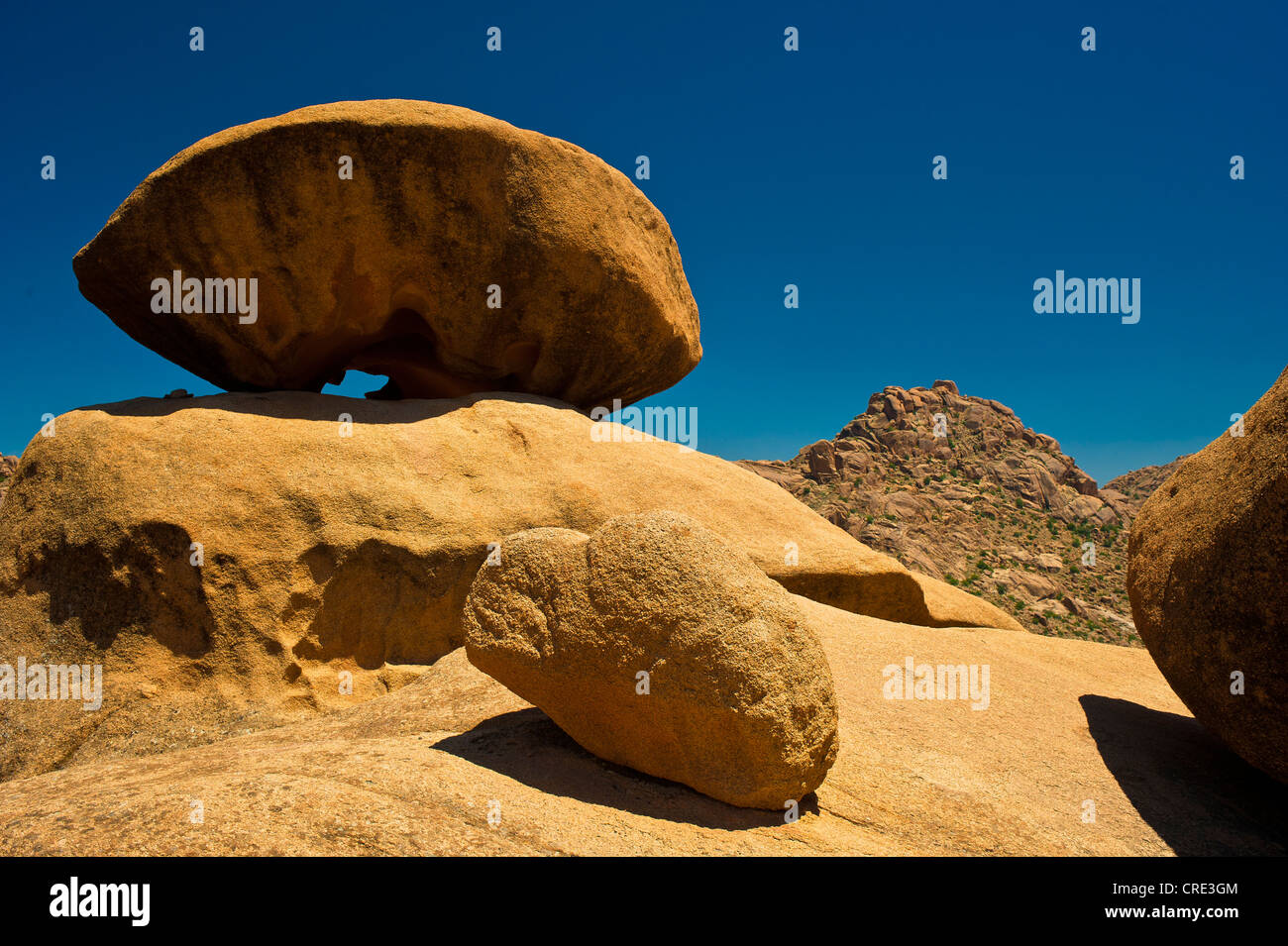 Imponenti massi di granito su una lastra di roccia nell'Anti-Atlas o minore intervallo di Atlas, sud del Marocco, Marocco, Africa Foto Stock