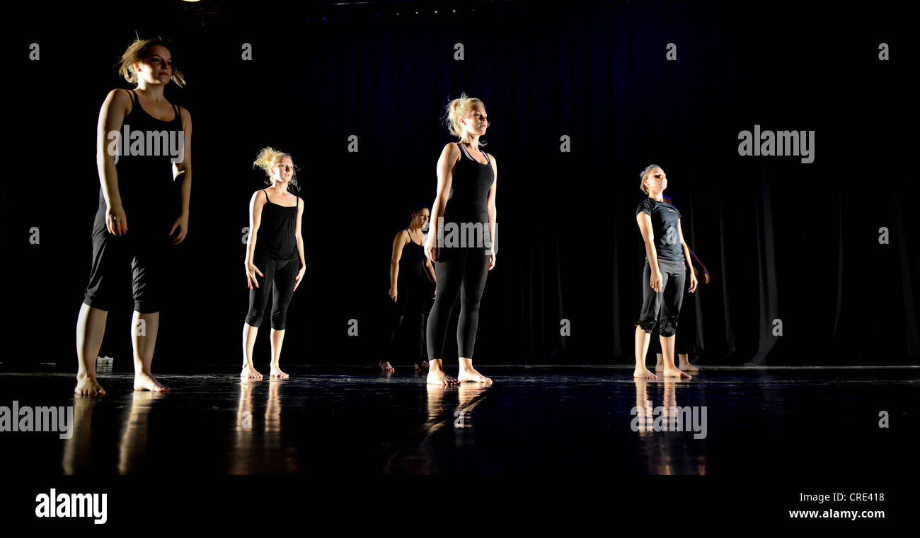 Il coreografo Joss Ashton con studenti di danza a Eastbourne campus dell'Università di Brighton. Foto Stock