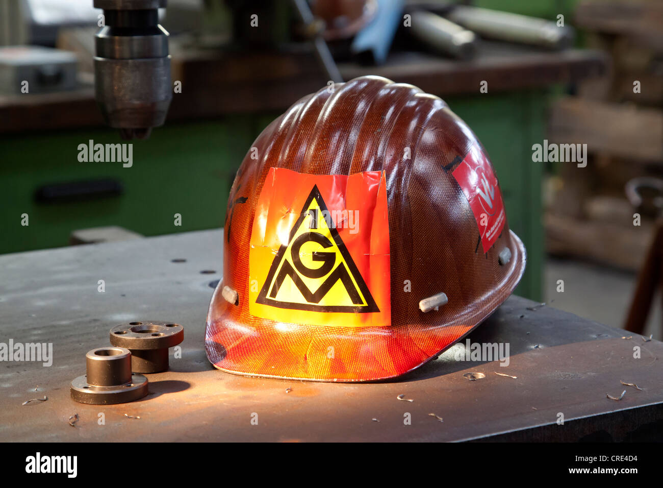 Il casco con un adesivo della IG Metall sindacali, in Luitpoldhuette AG a Amberg, Baviera, Germania, Europa Foto Stock