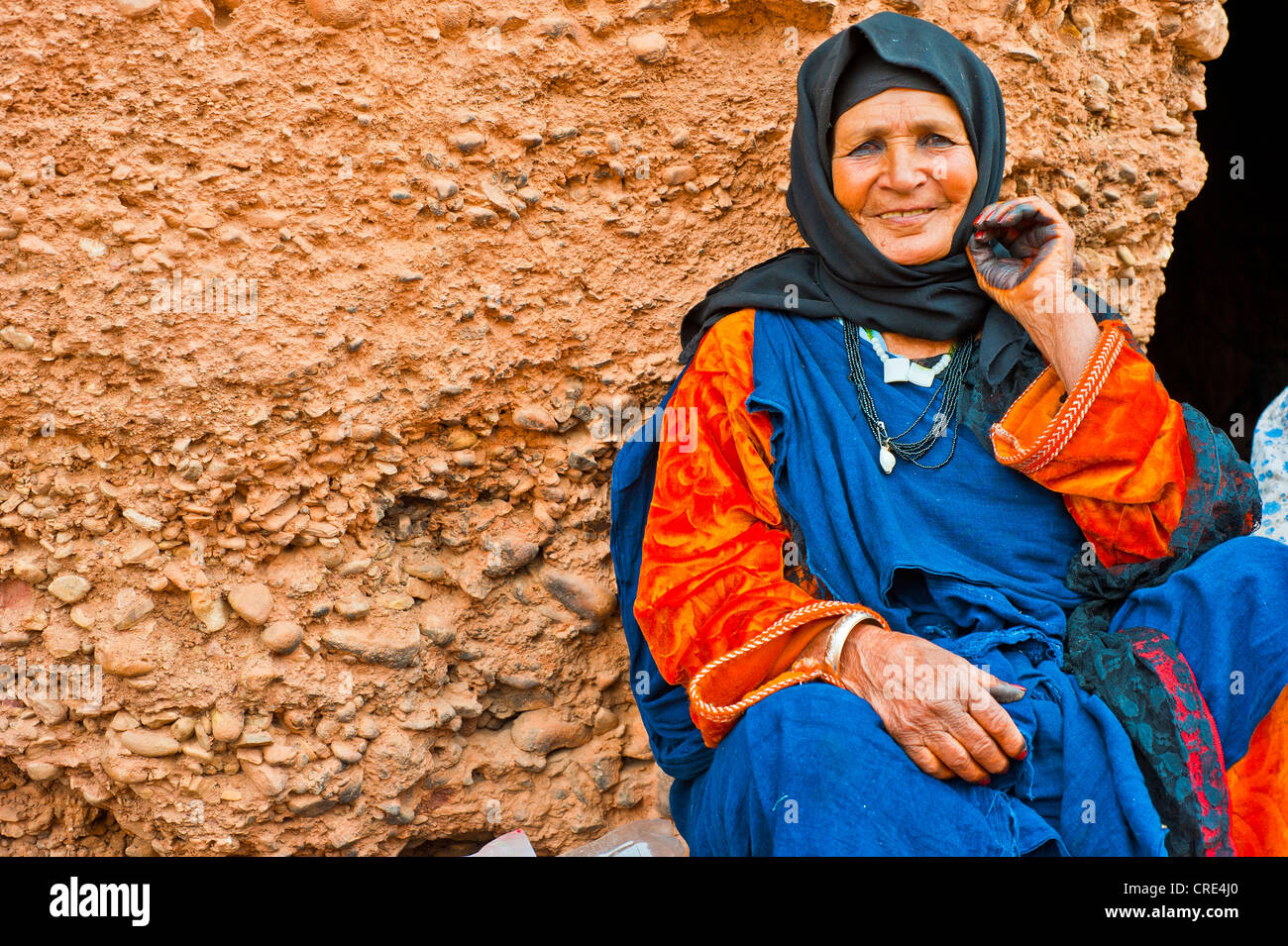 Il nomade anziana donna in abito tradizionale, le sue mani nero con henné, Marocco, Africa Foto Stock