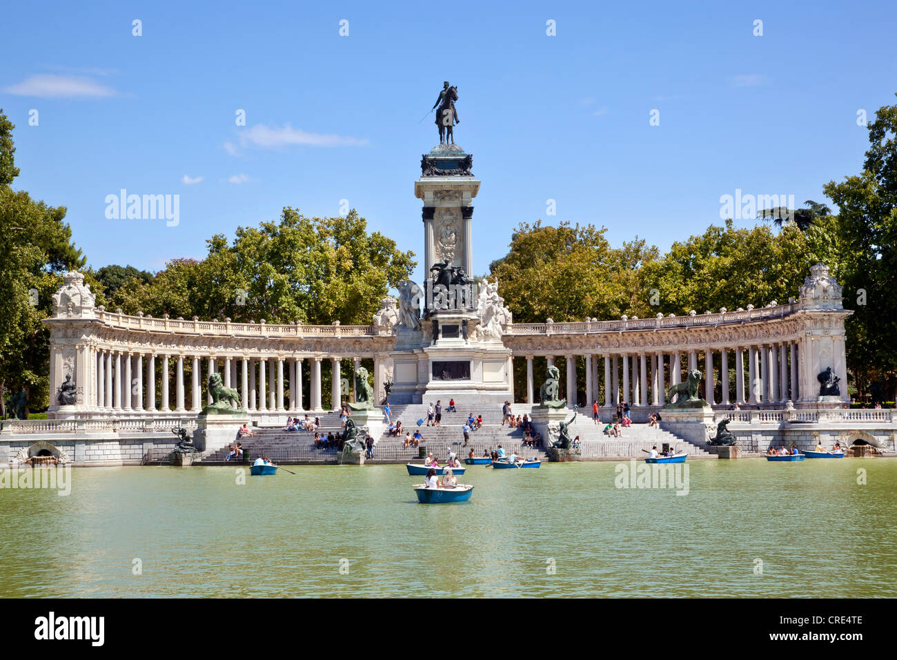 Imbarcazioni per escursioni sul lago di fronte al monumento ad Alfonso XII., nel Parque del Buen Retiro di Madrid in Spagna, Europa Foto Stock